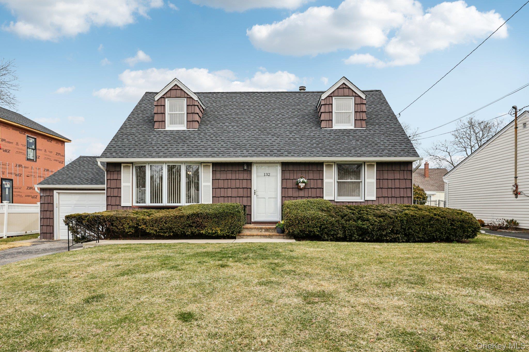 #2 photo, 132 Albertson Parkway, מחוז נסאו Albertson , NY 11507