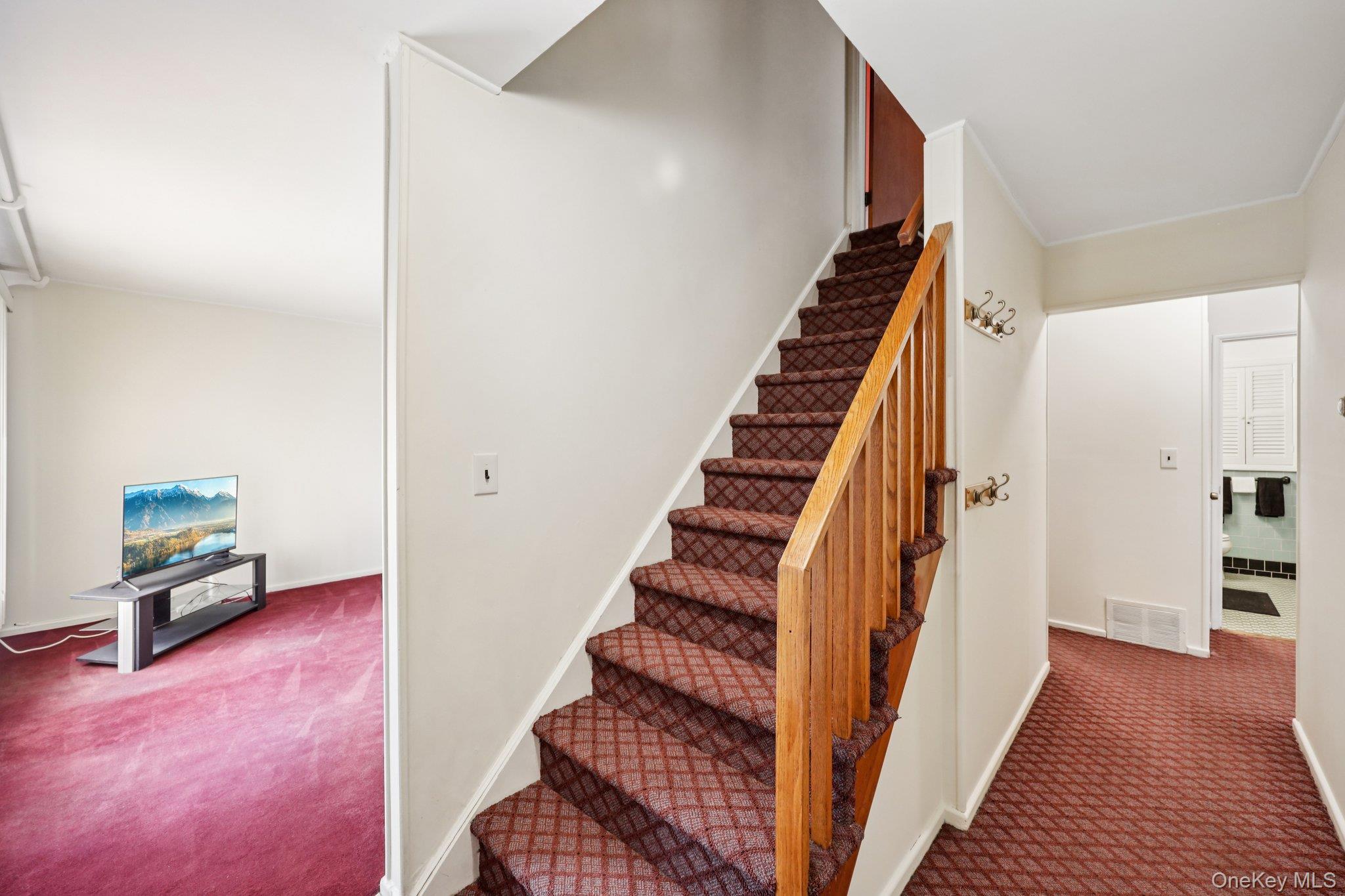 #3 photo, 132 Albertson Parkway, מחוז נסאו Albertson , NY 11507