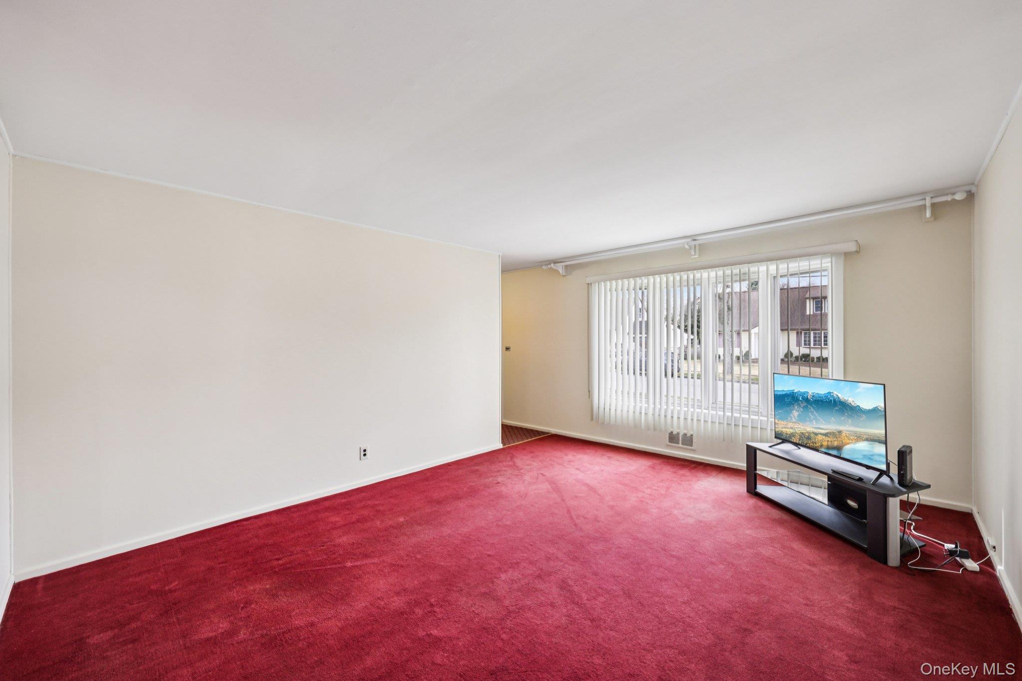 #4 photo, 132 Albertson Parkway, מחוז נסאו Albertson , NY 11507