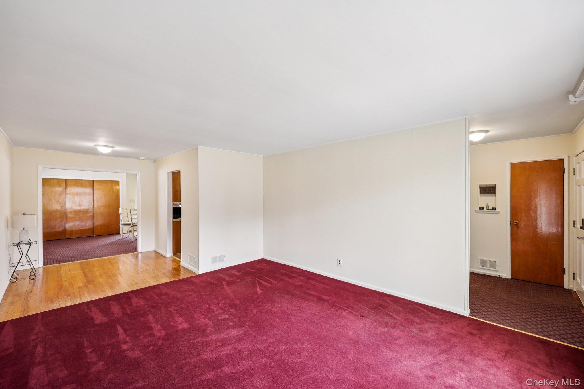 #5 photo, 132 Albertson Parkway, מחוז נסאו Albertson , NY 11507