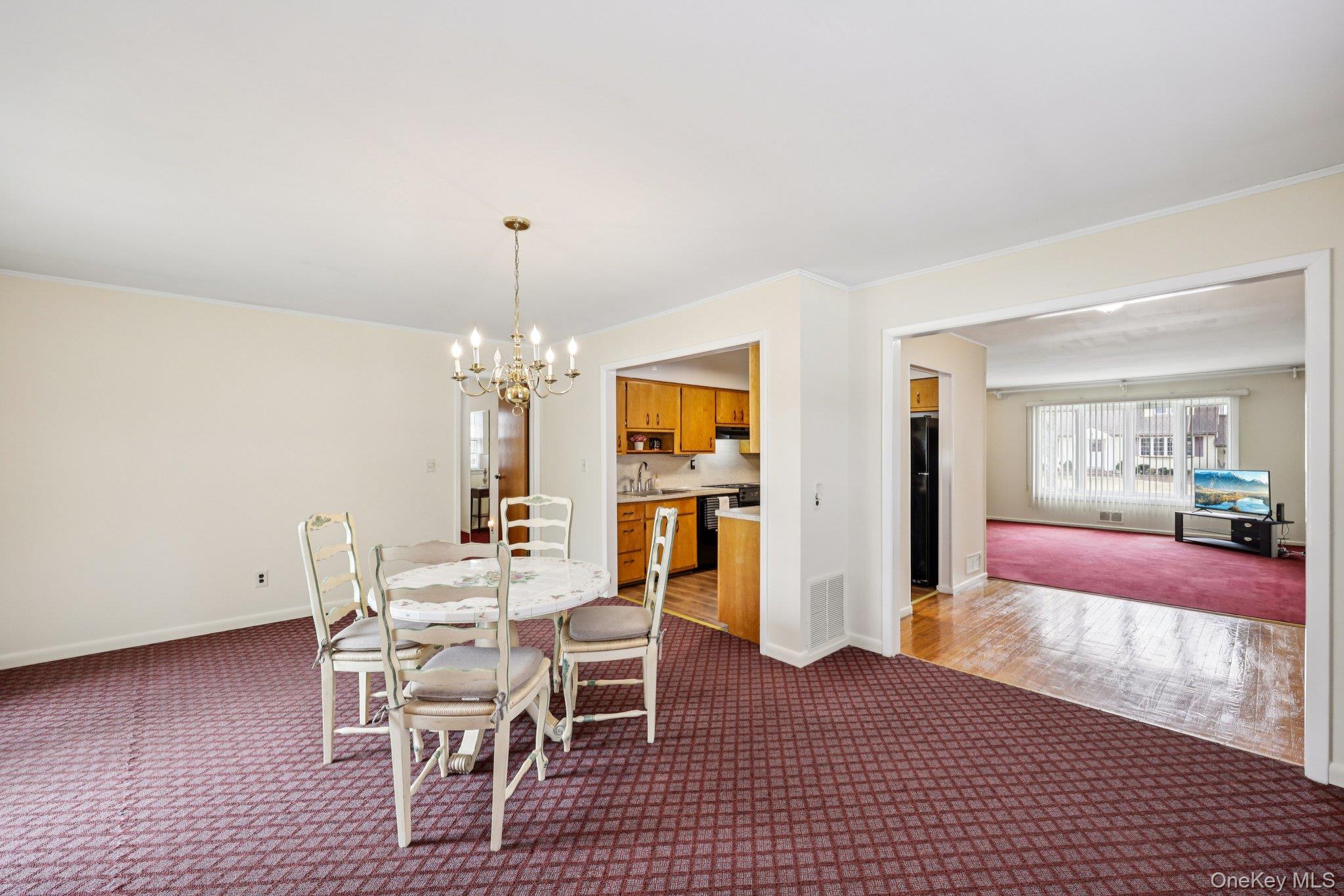 #9 photo, 132 Albertson Parkway, מחוז נסאו Albertson , NY 11507