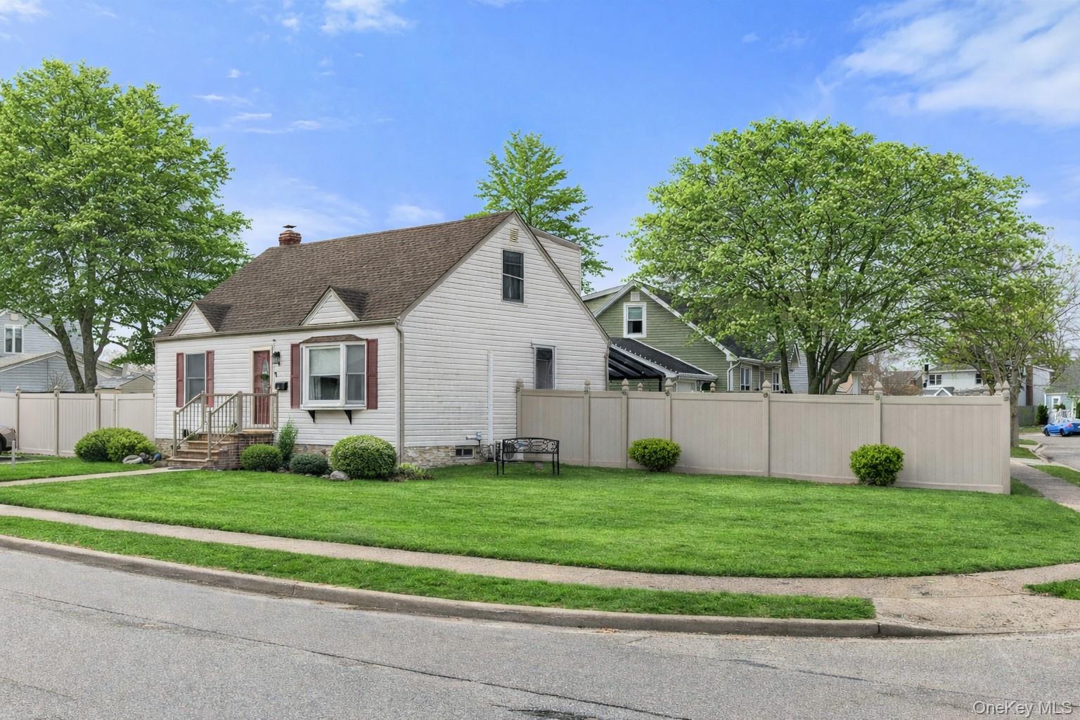 #2 photo, 8 Garden Boulevard, מחוז נסאו Hicksville , NY 11801