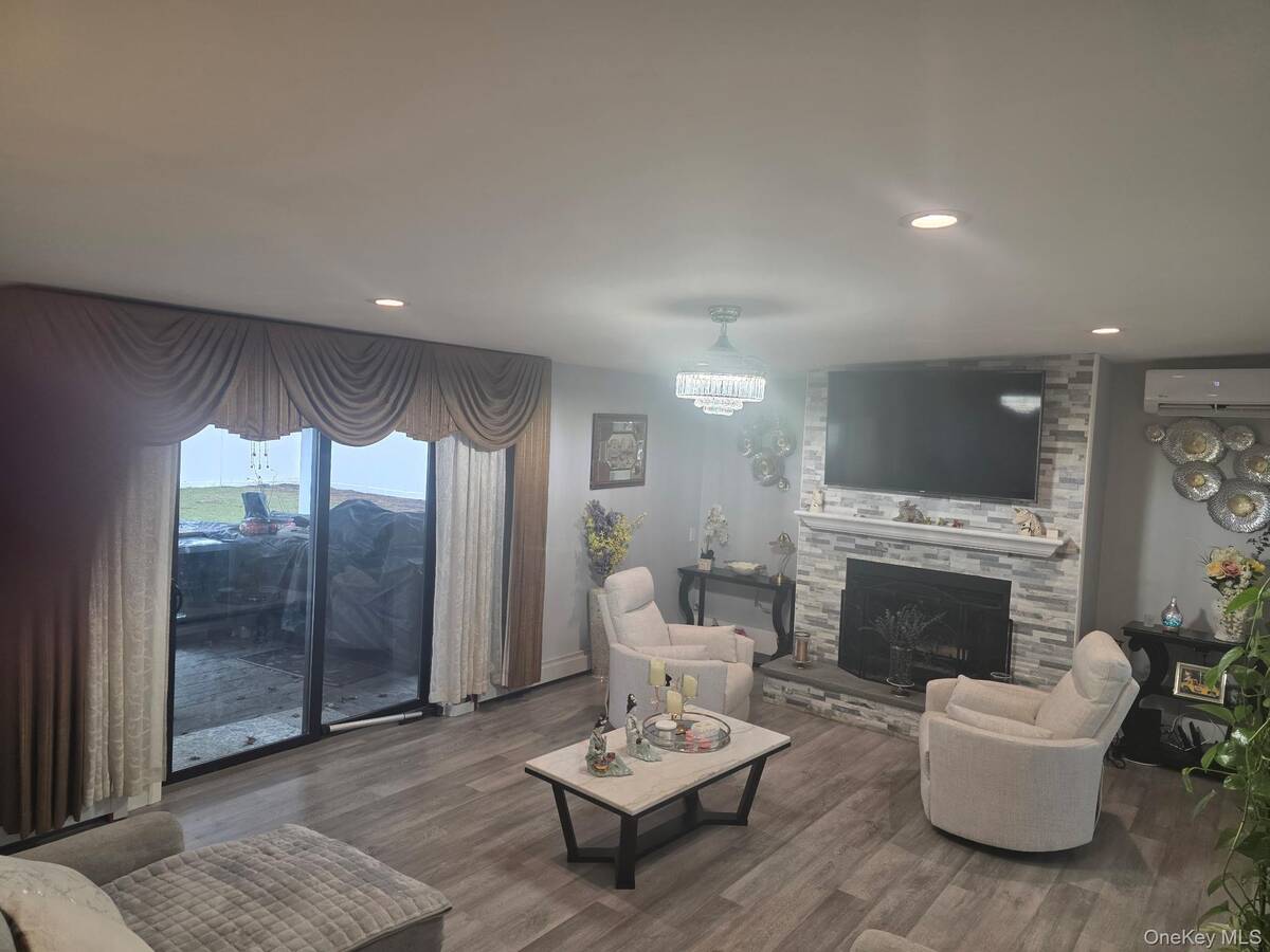 #2 photo, 9 Torrey Pine Lane, সাফোক কাউন্টি Medford , NY 11763