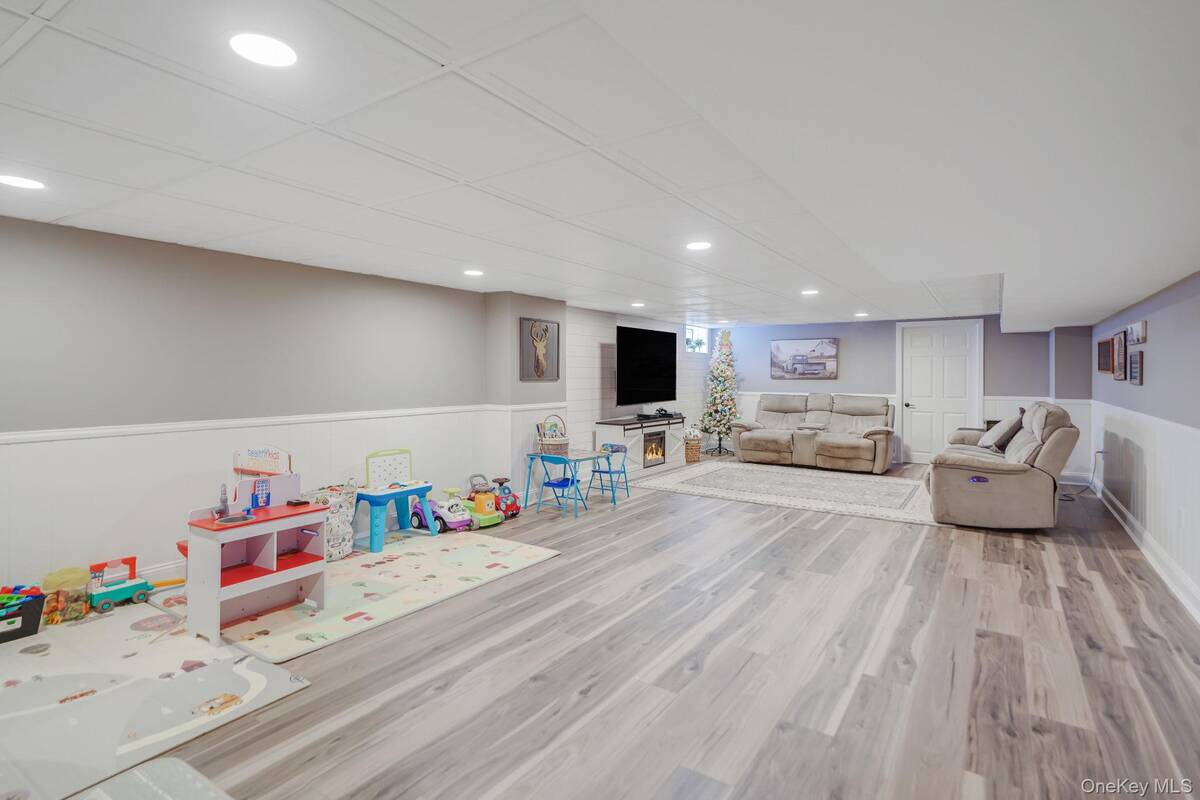 #31 photo, 8 Kimberly Court, Manorville , NY 11949