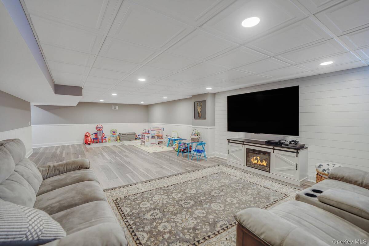 #32 photo, 8 Kimberly Court, Manorville , NY 11949