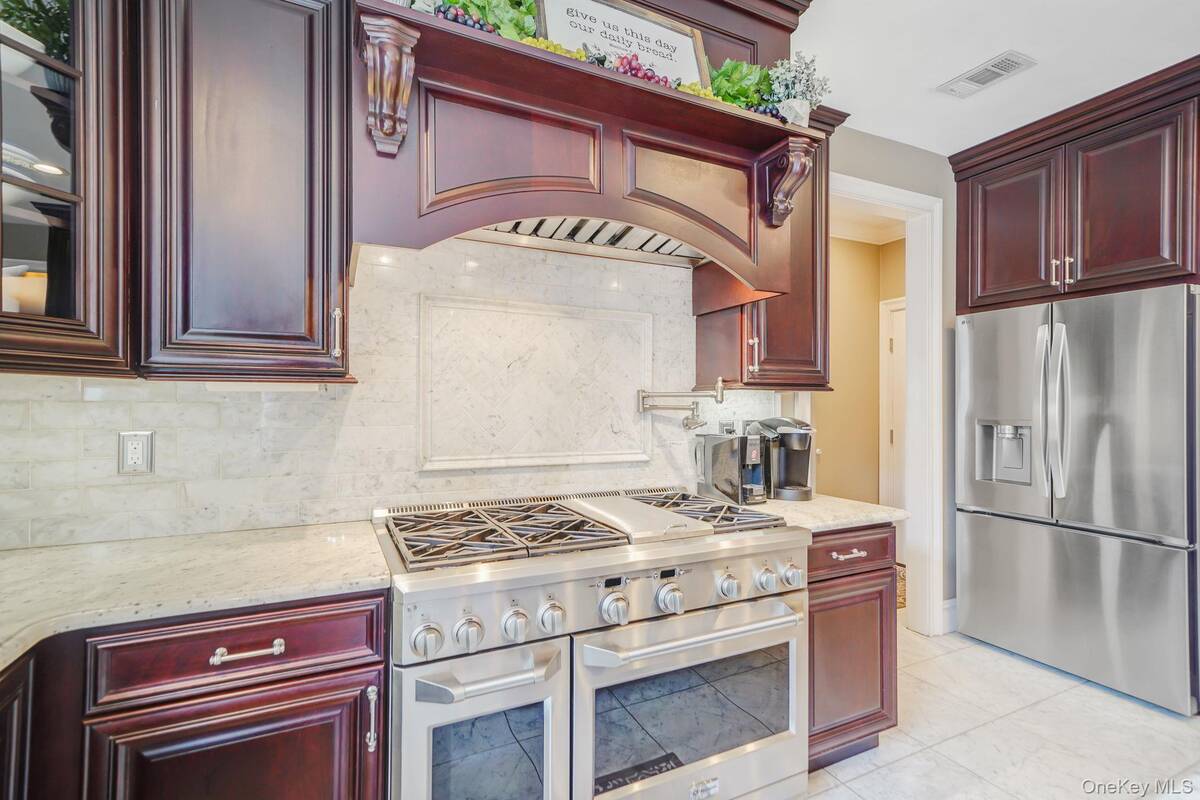 #6 photo, 8 Kimberly Court, Manorville , NY 11949