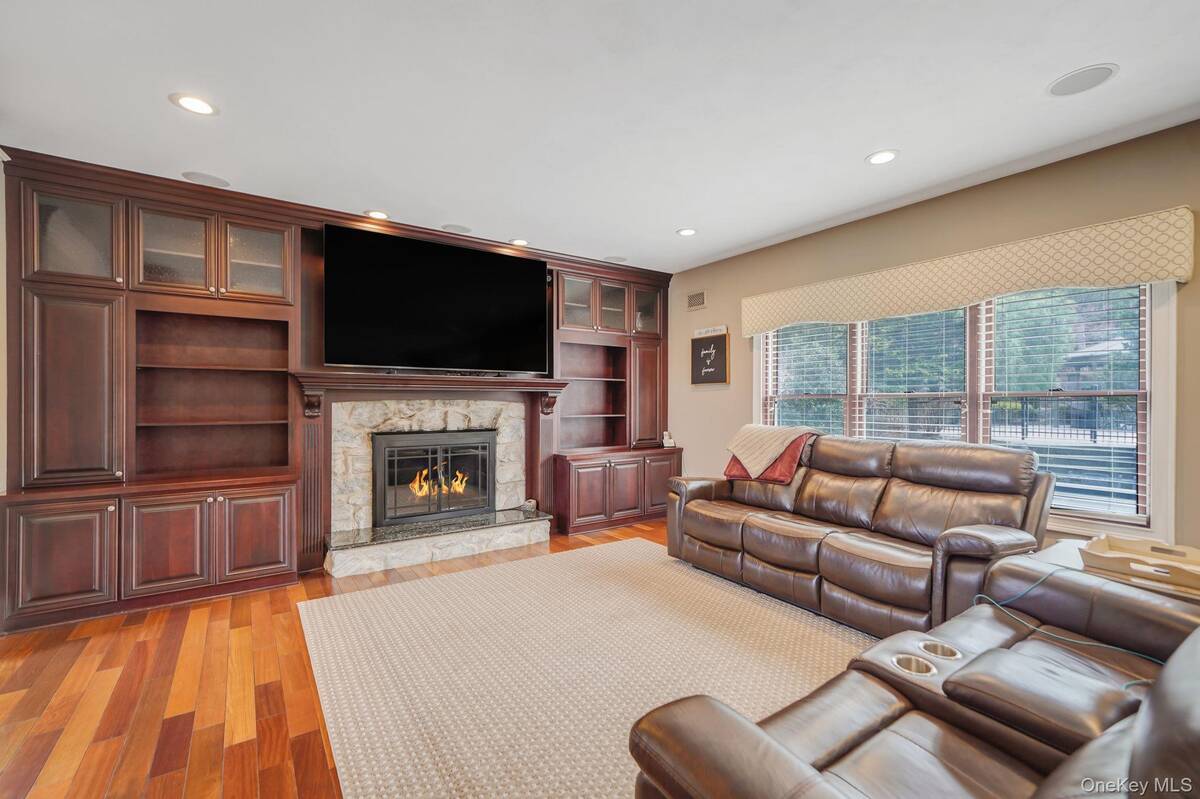 #9 photo, 8 Kimberly Court, Manorville , NY 11949