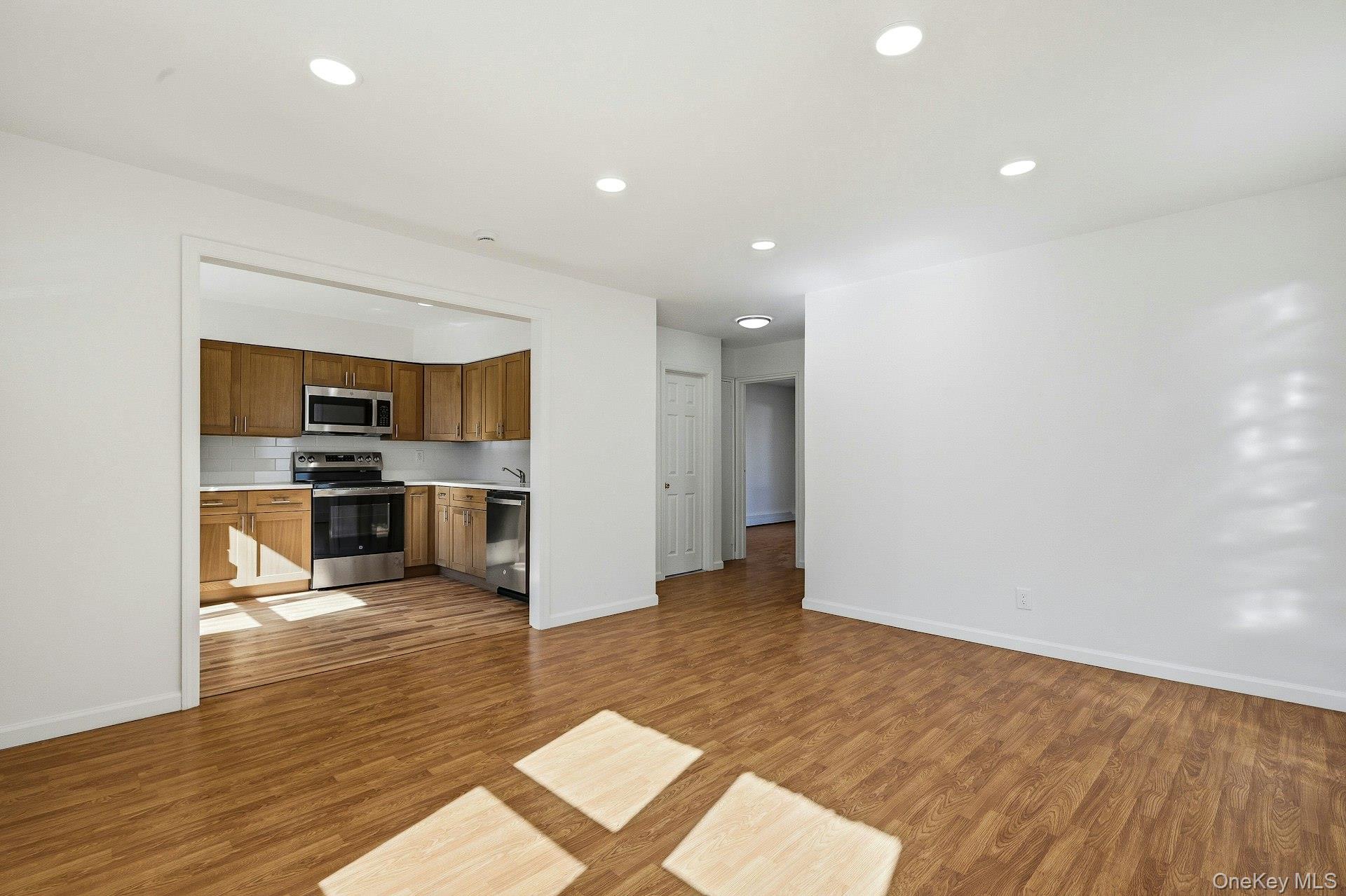 #4 photo, 35 Yennicock Avenue, Port Washington , NY 11050