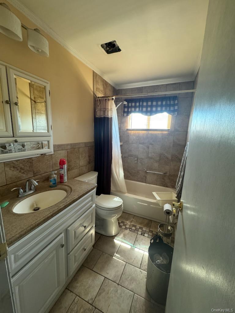 #4 photo, 320 40th Street, Copiague , NY 11726