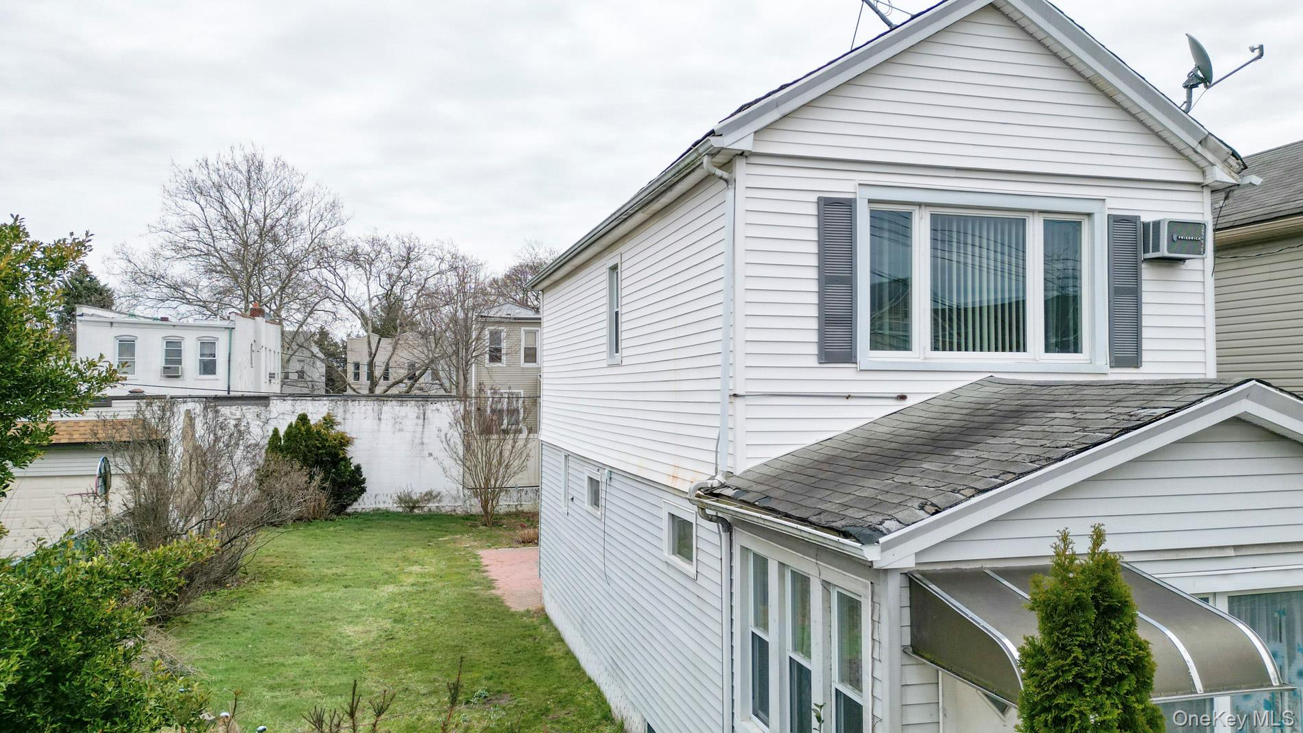 #4 photo, 7025 71st Place, Glendale , NY 11385