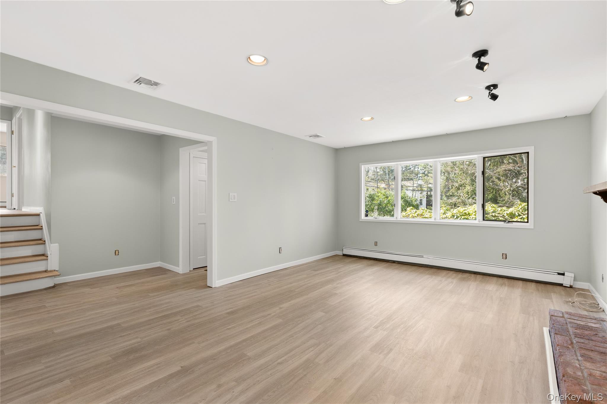 #2 photo, 336 Dix Hills Road, מחוז סאפוק Dix Hills , NY 11747