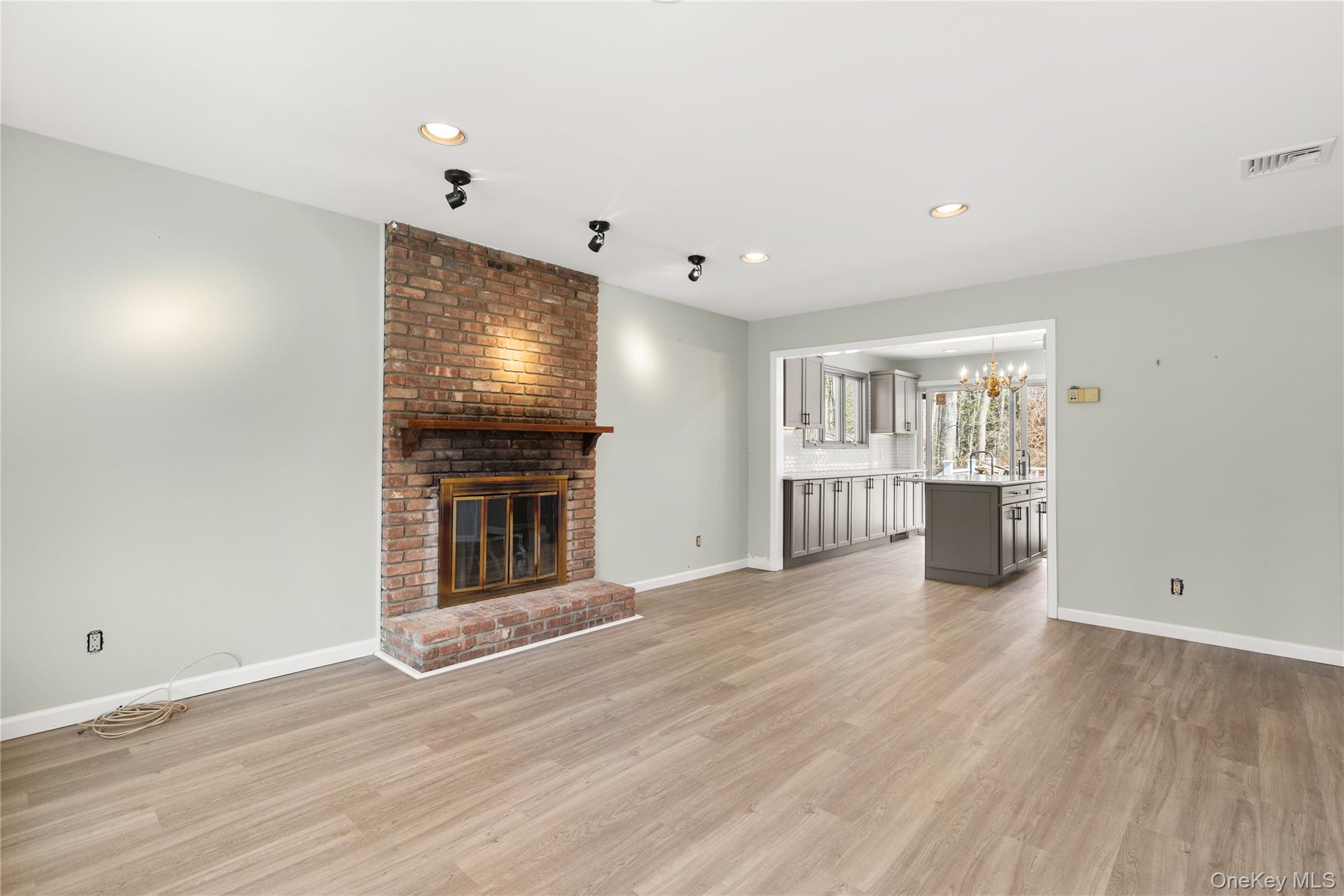 #3 photo, 336 Dix Hills Road, מחוז סאפוק Dix Hills , NY 11747