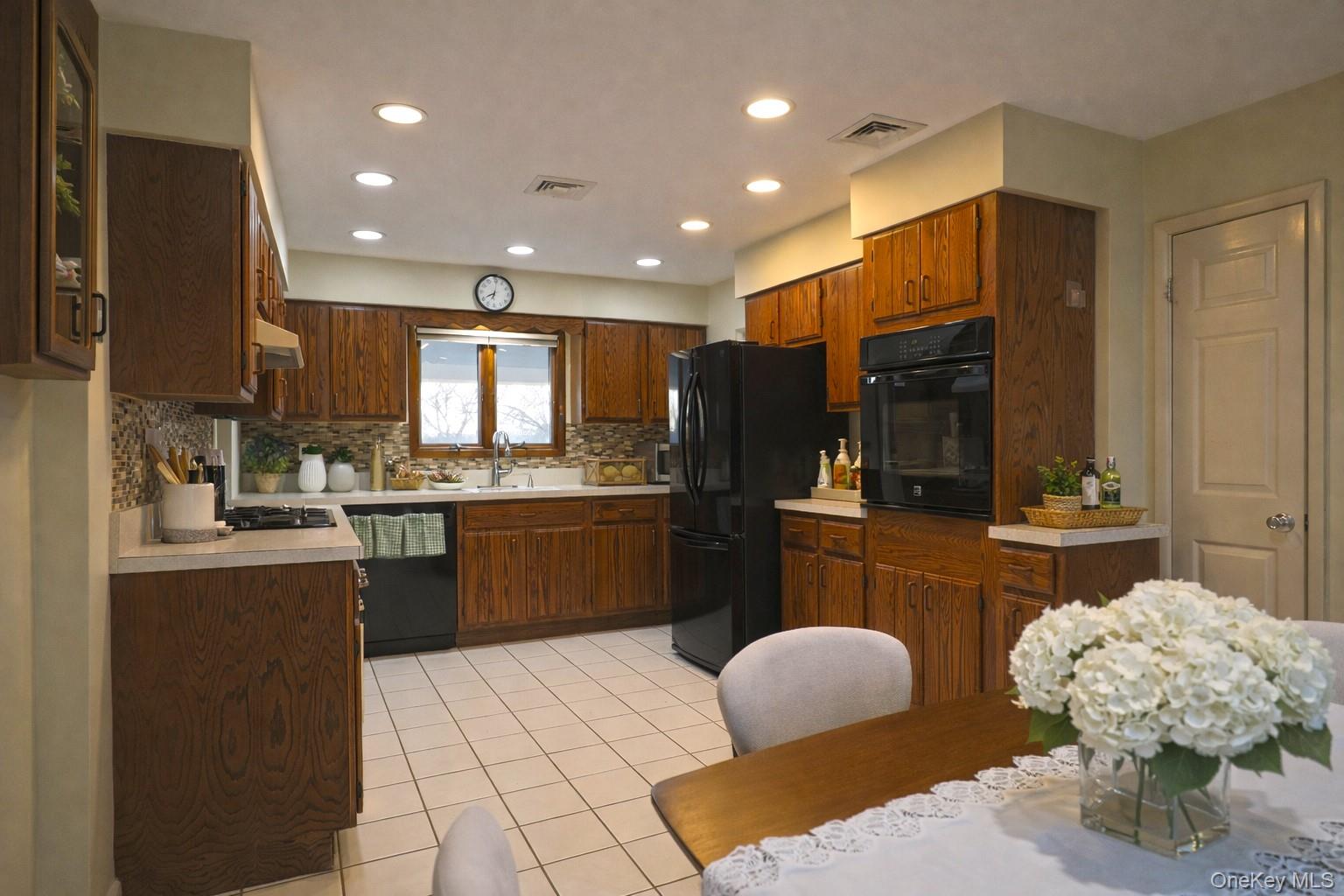 #9 photo, 18 Strathmore Village Drive, מחוז סאפוק South Setauket , NY 11720