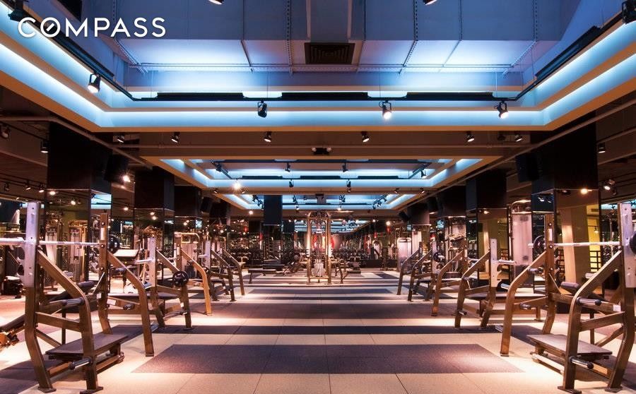 #11 photo, 350 W 50th Street, Hell's Kitchen , NY 10019