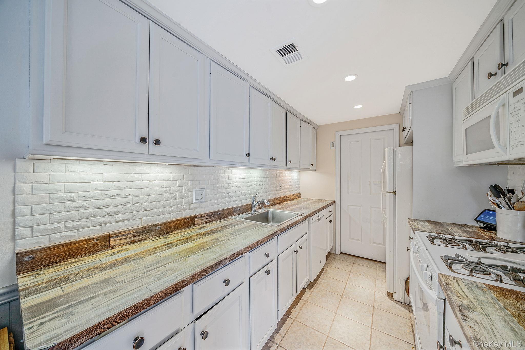 #10 photo, 842 Golf Lane, Medford , NY 11763