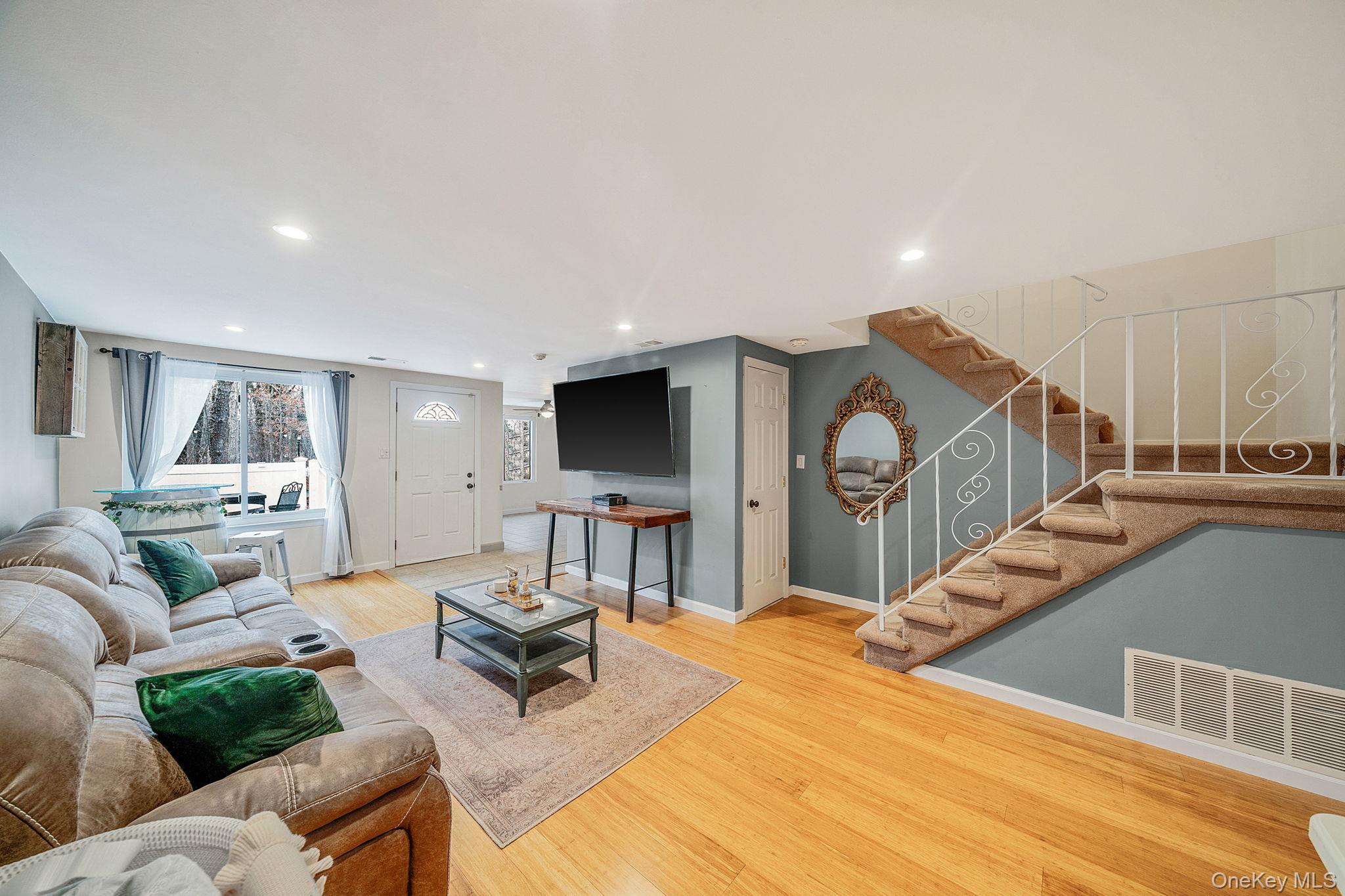 #6 photo, 842 Golf Lane, Medford , NY 11763