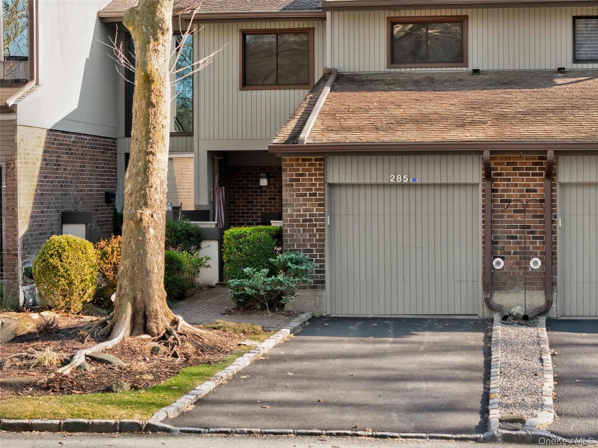 #1 photo, 285 Carriage House Drive, नासाउ काउंटी Jericho , NY 11753