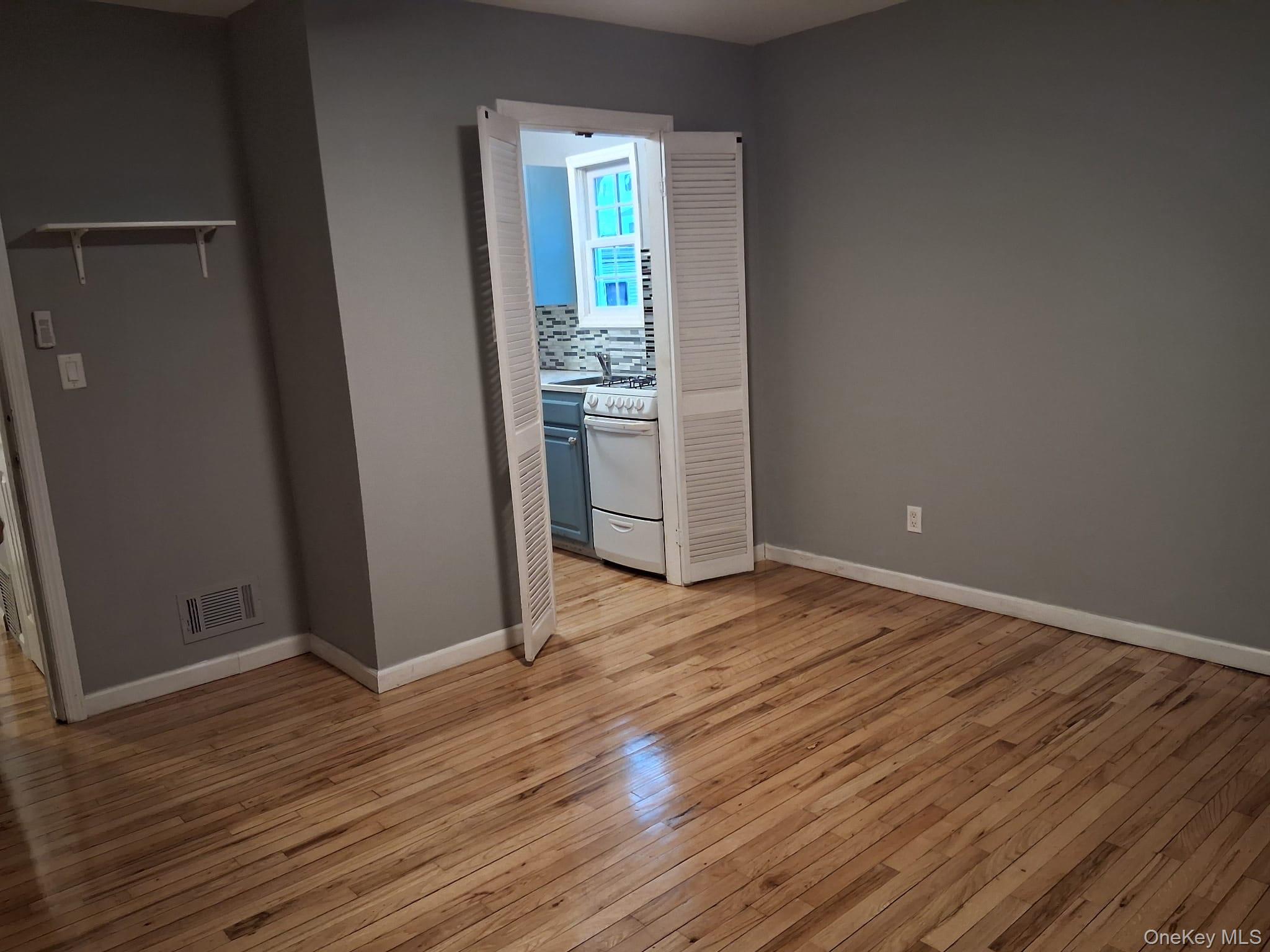 #6 photo, 29 Hickory Street, מחוז סאפוק Central Islip , NY 11722