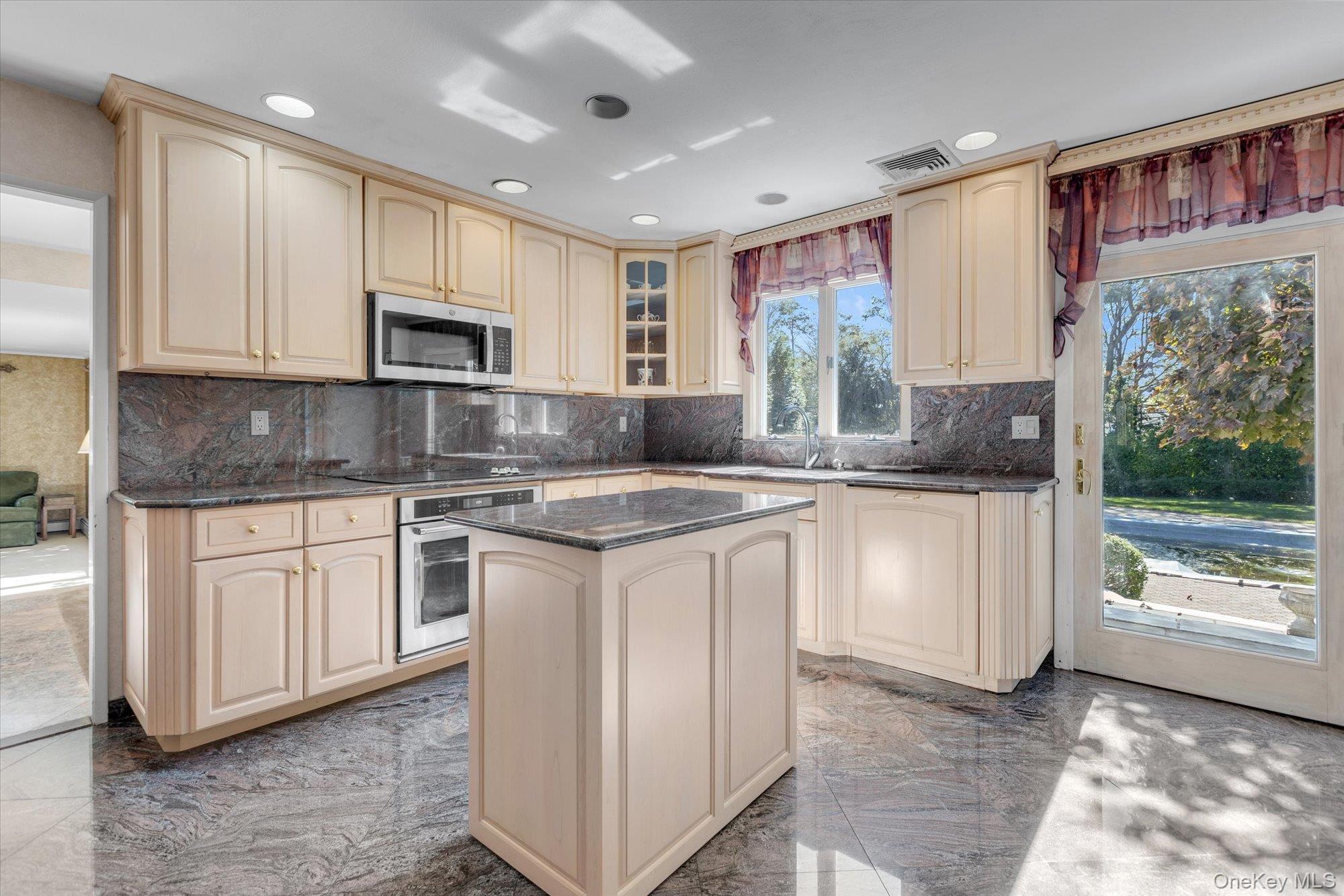 #2 photo, 14 Yeoman Drive, מחוז סאפוק East Northport , NY 11731