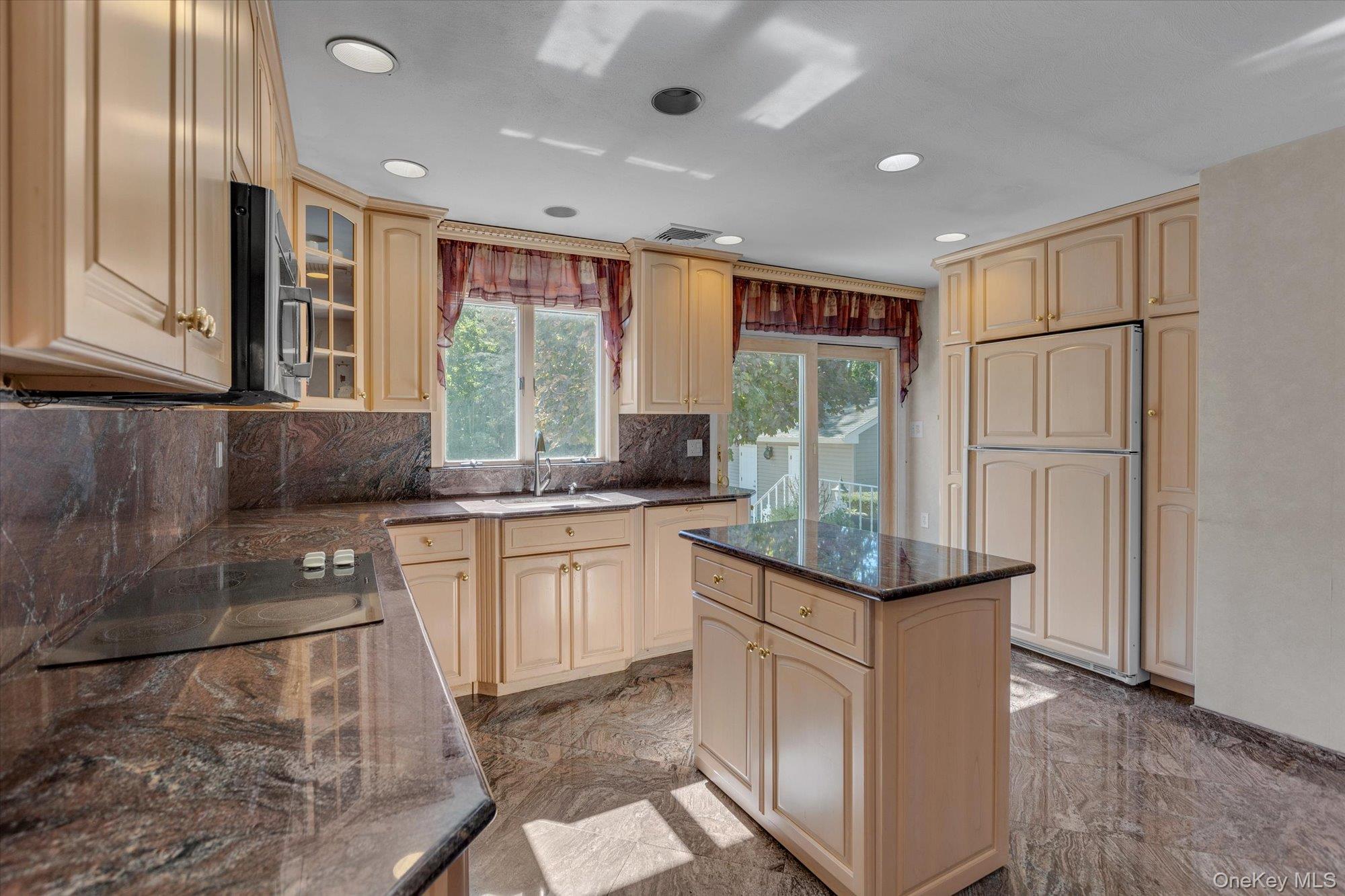 #3 photo, 14 Yeoman Drive, מחוז סאפוק East Northport , NY 11731