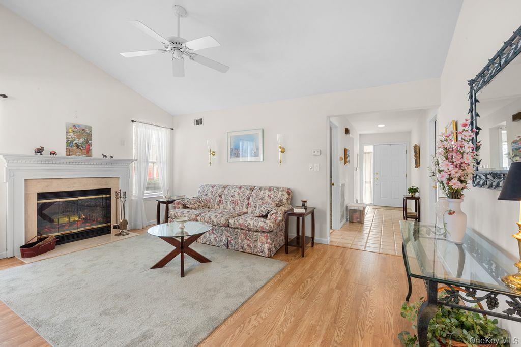 #6 photo, 16 Huntington Court, Ridge , NY 11961