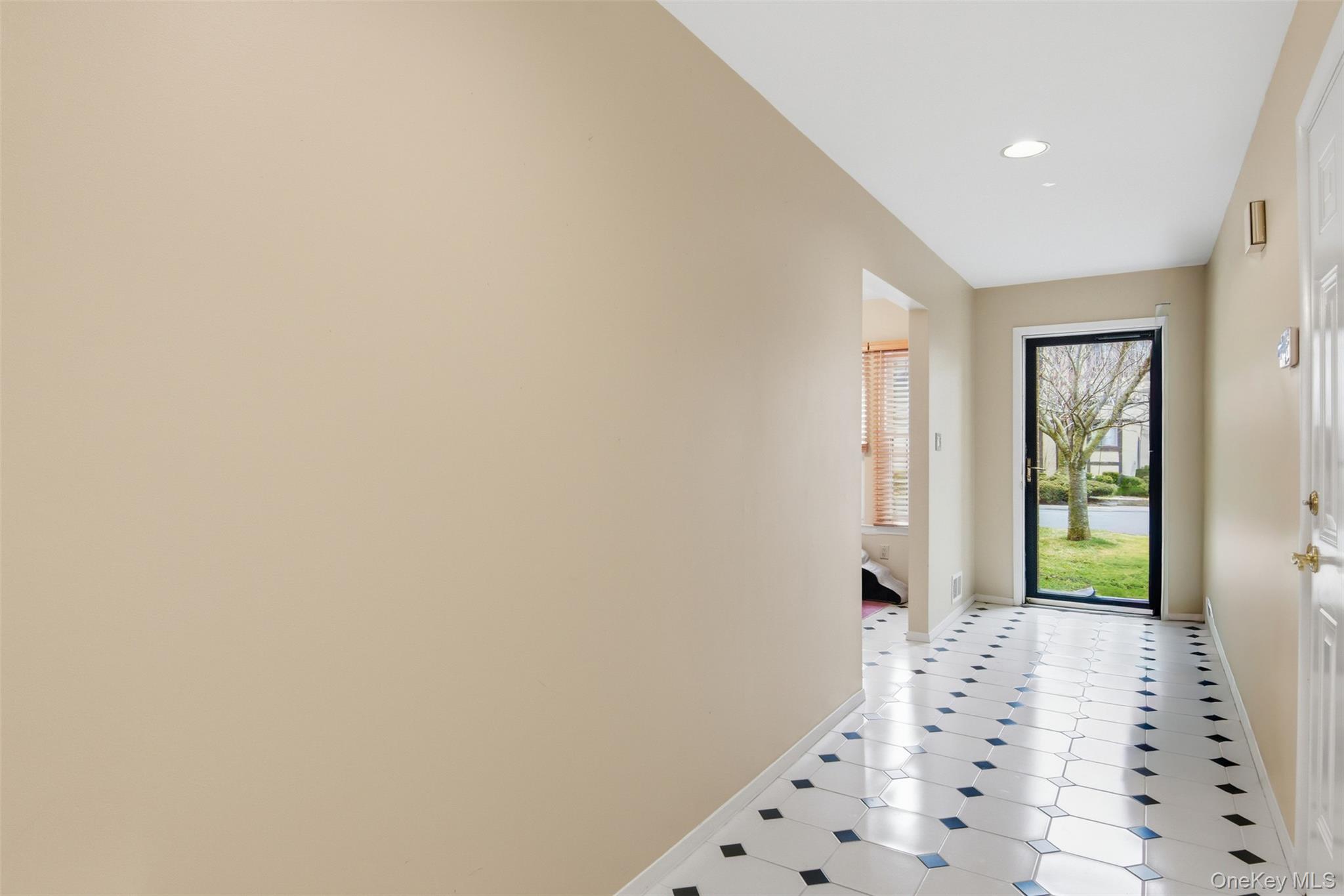 #4 photo, 54 Southgate Circle, Massapequa Park , NY 11762