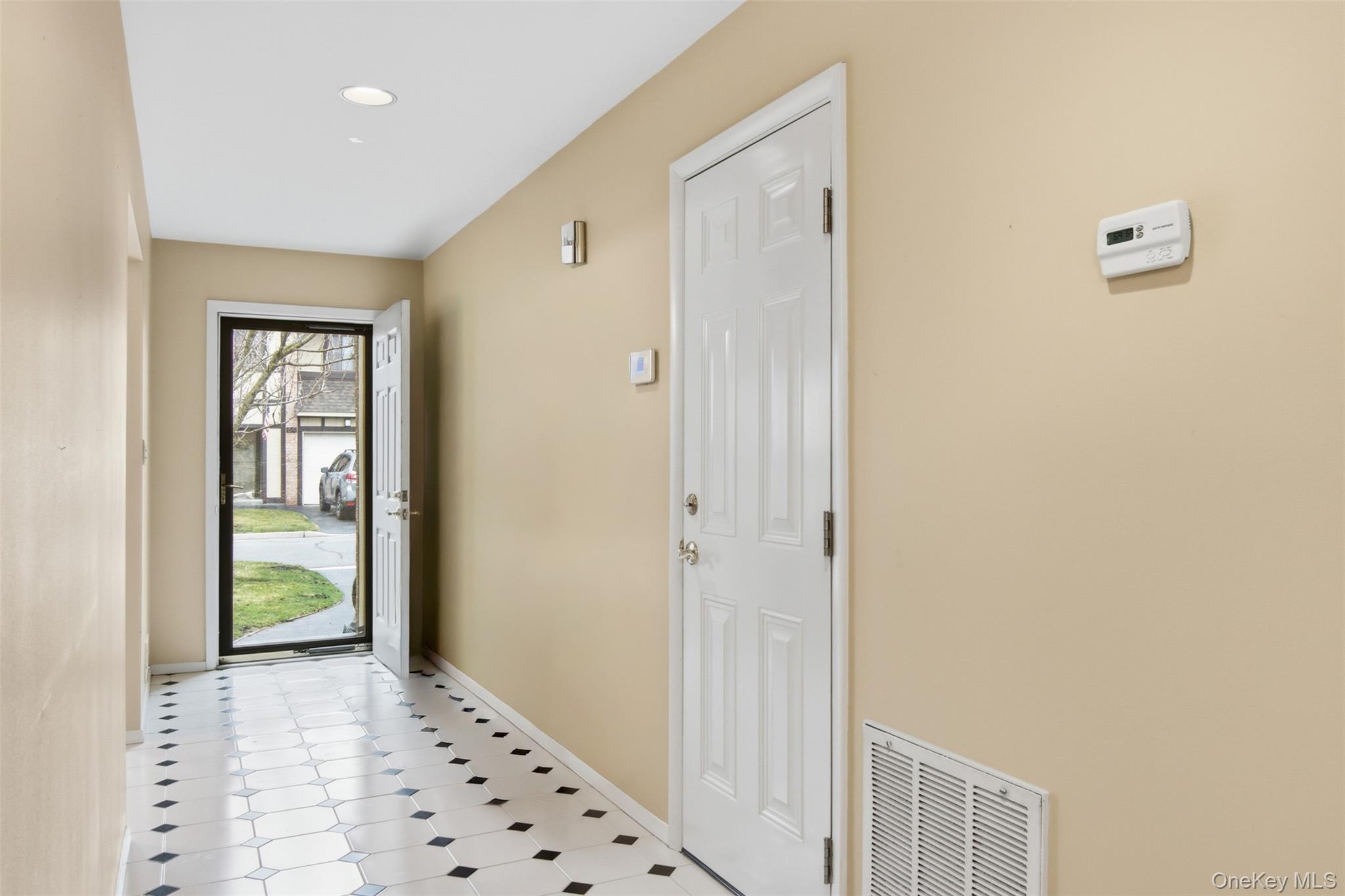 #5 photo, 54 Southgate Circle, Massapequa Park , NY 11762