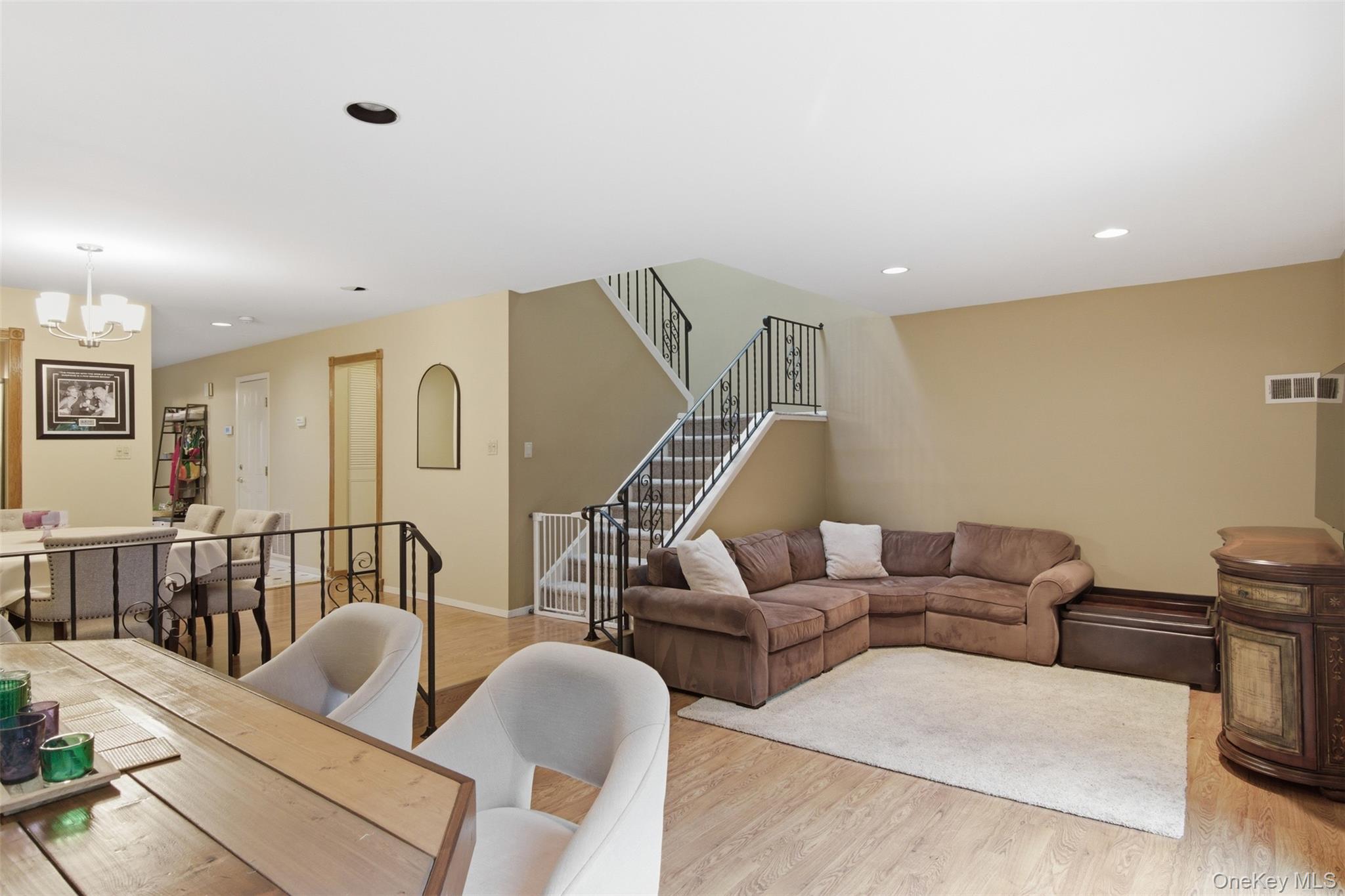 #8 photo, 54 Southgate Circle, Massapequa Park , NY 11762