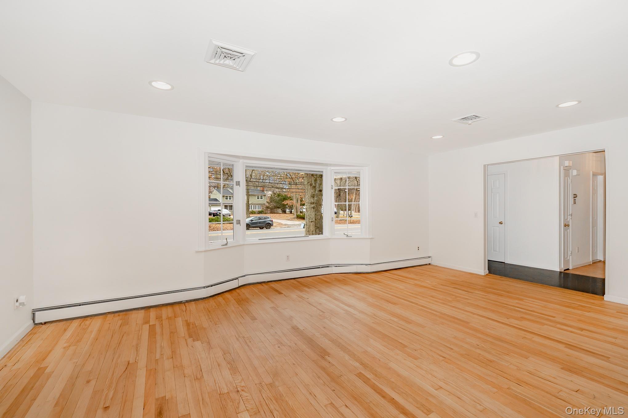 #10 photo, 263 N Country Road, מחוז סאפוק Smithtown , NY 11787