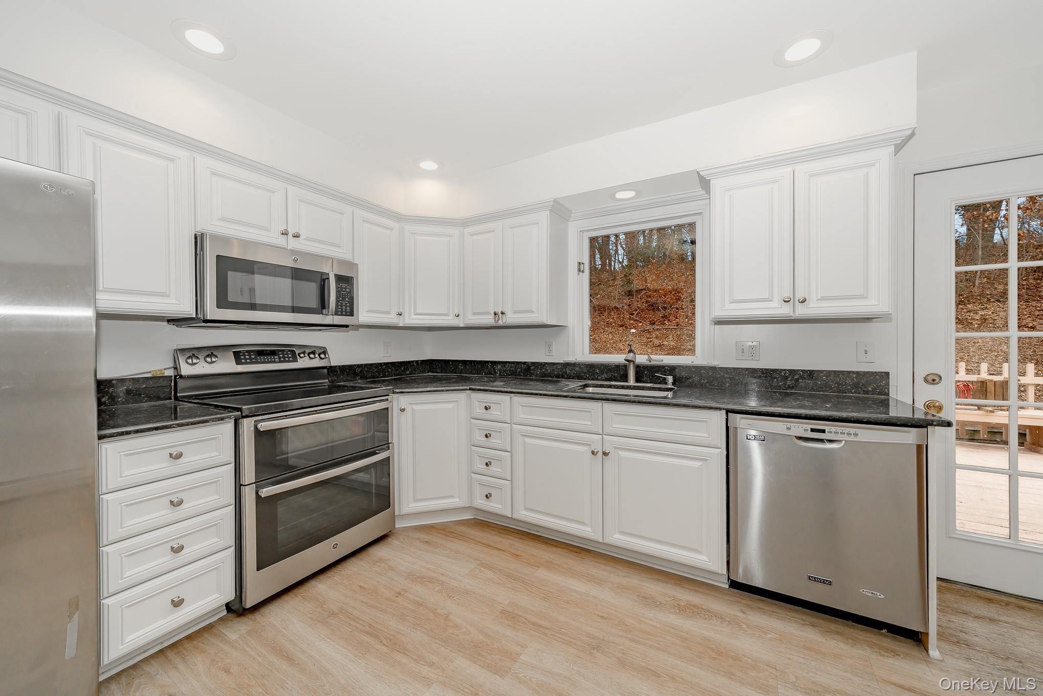 #14 photo, 263 N Country Road, מחוז סאפוק Smithtown , NY 11787