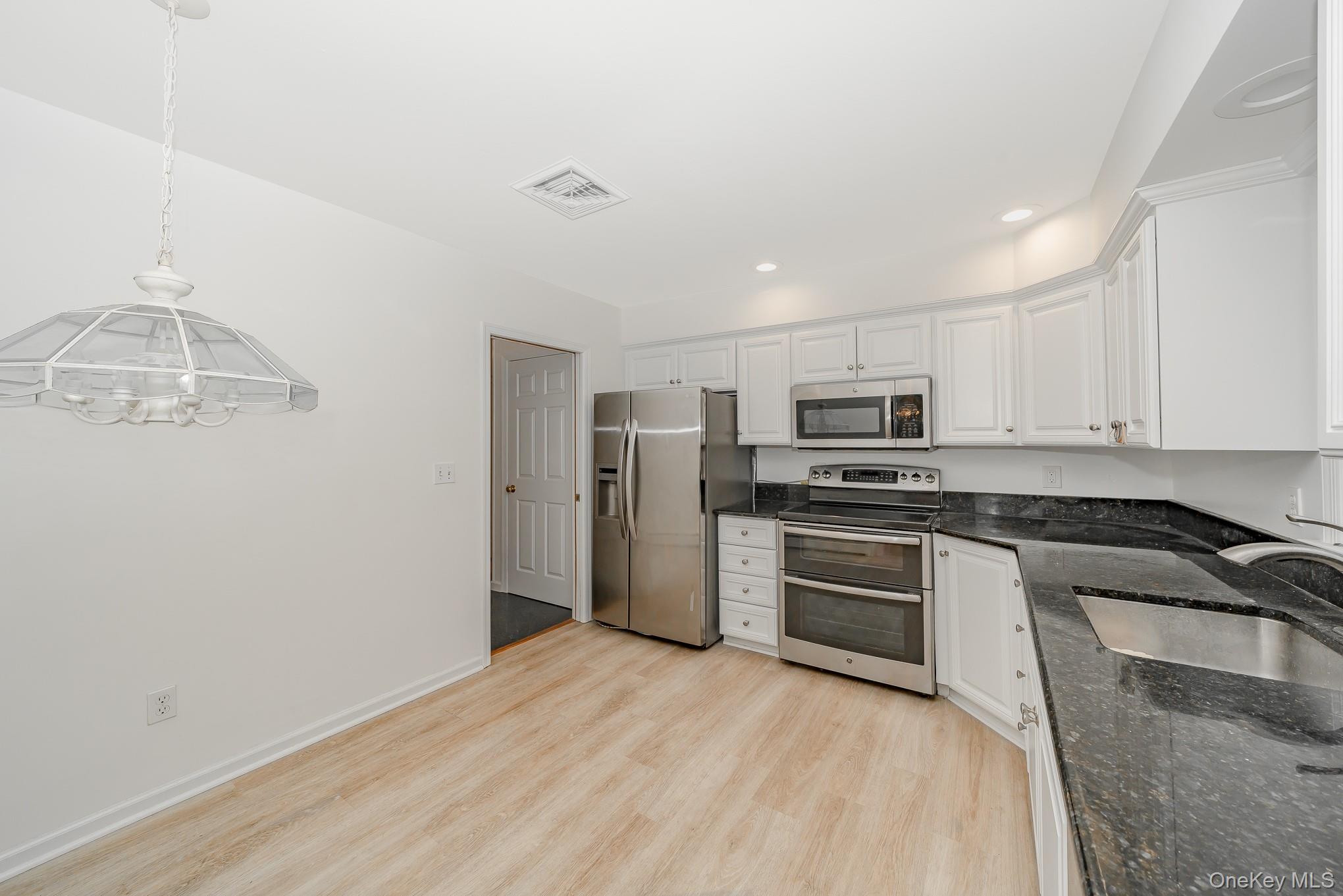 #15 photo, 263 N Country Road, מחוז סאפוק Smithtown , NY 11787