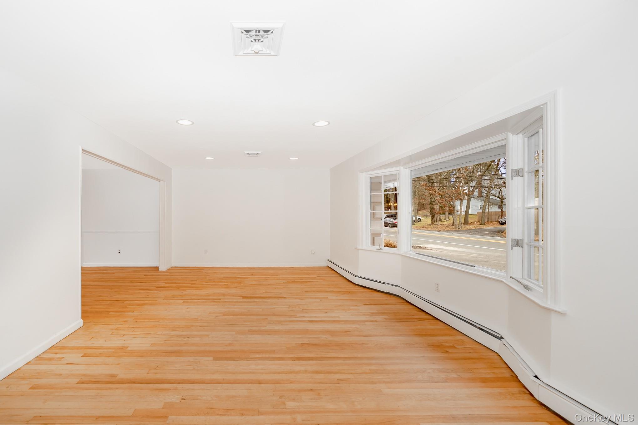 #9 photo, 263 N Country Road, מחוז סאפוק Smithtown , NY 11787