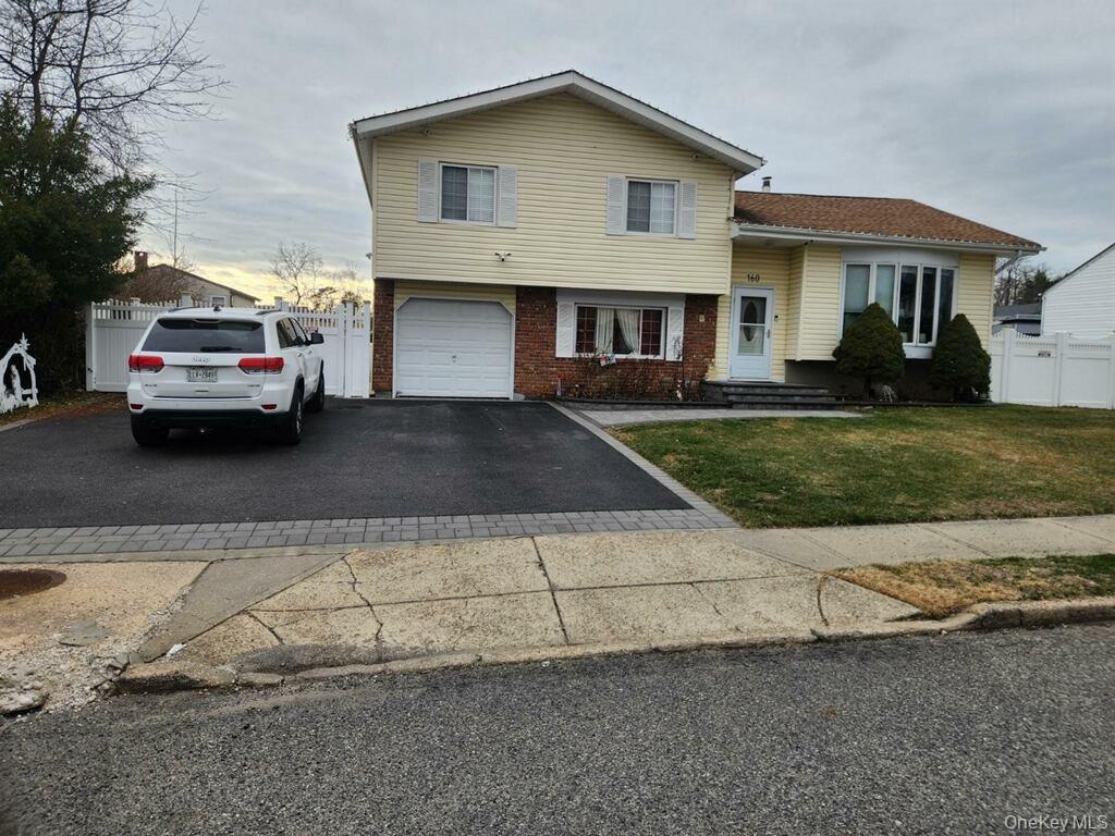#1 photo, 160 Bark Avenue, מחוז סאפוק Central Islip , NY 11722