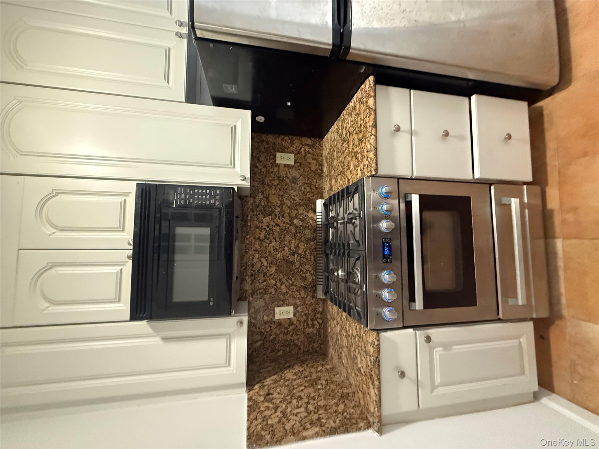 #8 photo, 3 Birchwood Court, Mineola , NY 11501