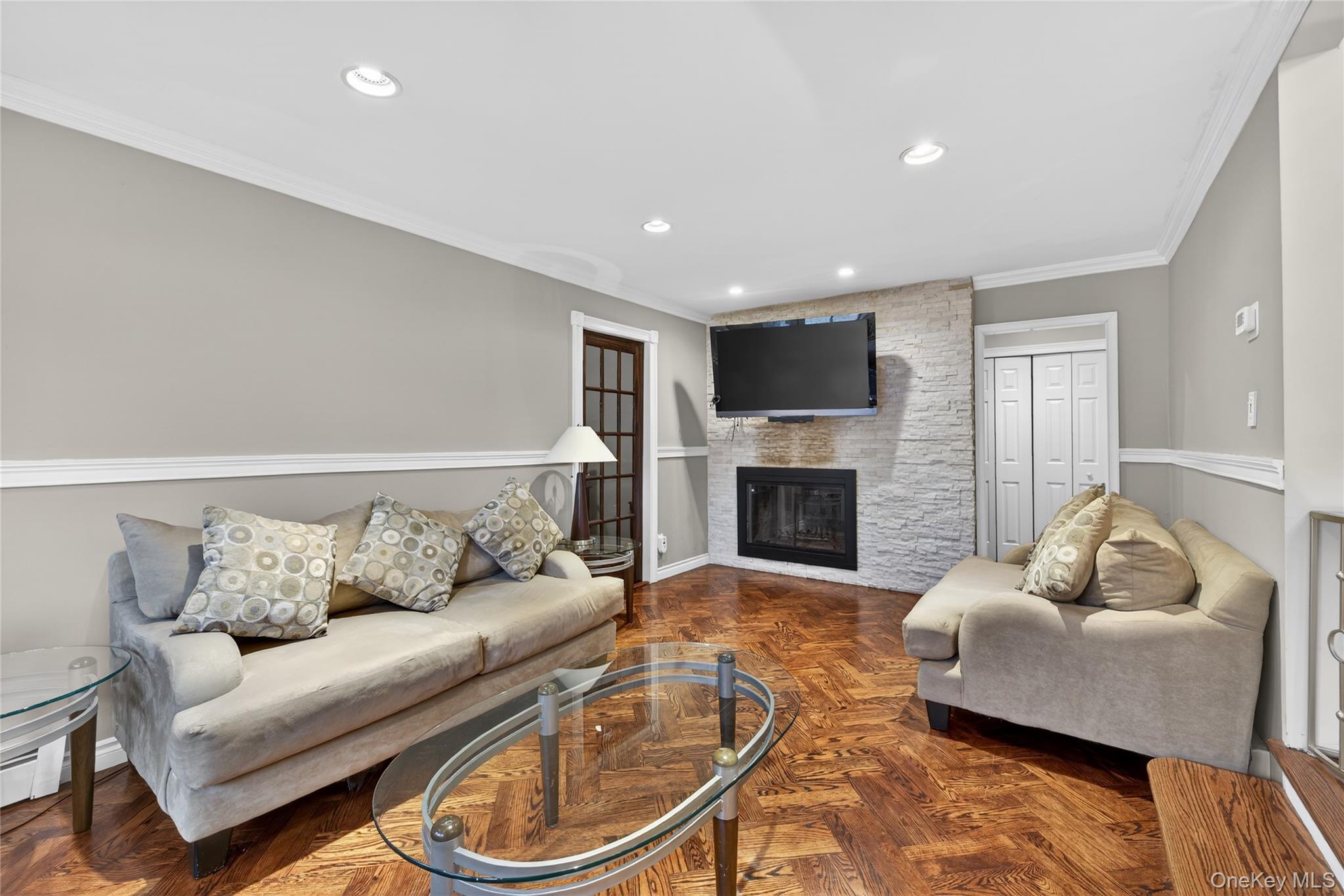 #12 photo, 11 Dorchester Drive, सफ़ोक काउंटी Coram , NY 11727