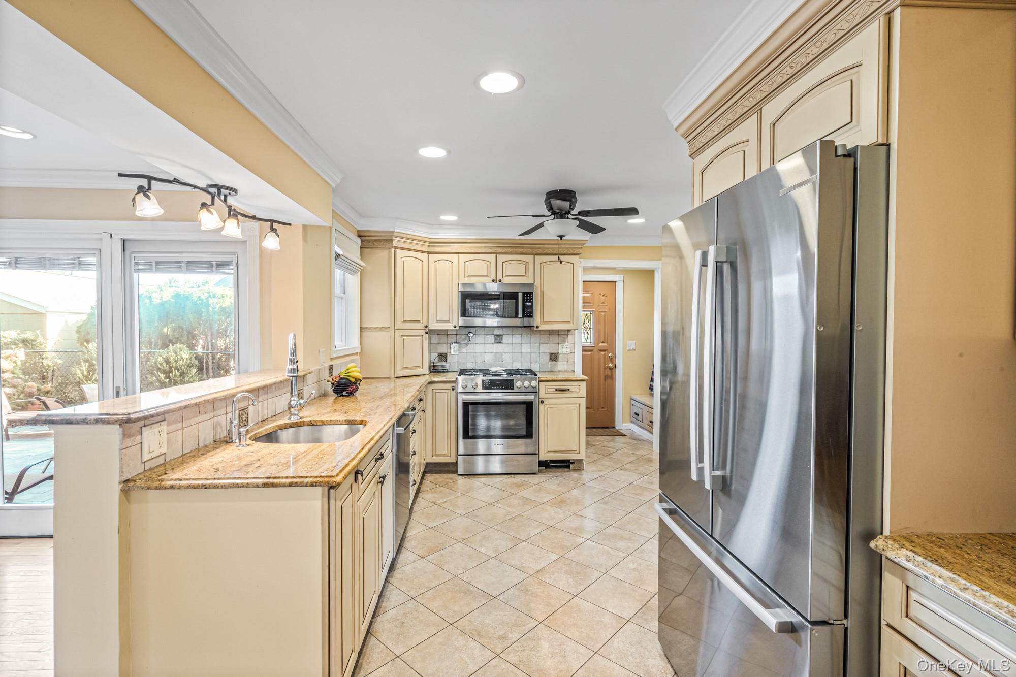 #6 photo, 256 Garfield Avenue, Mineola , NY 11501