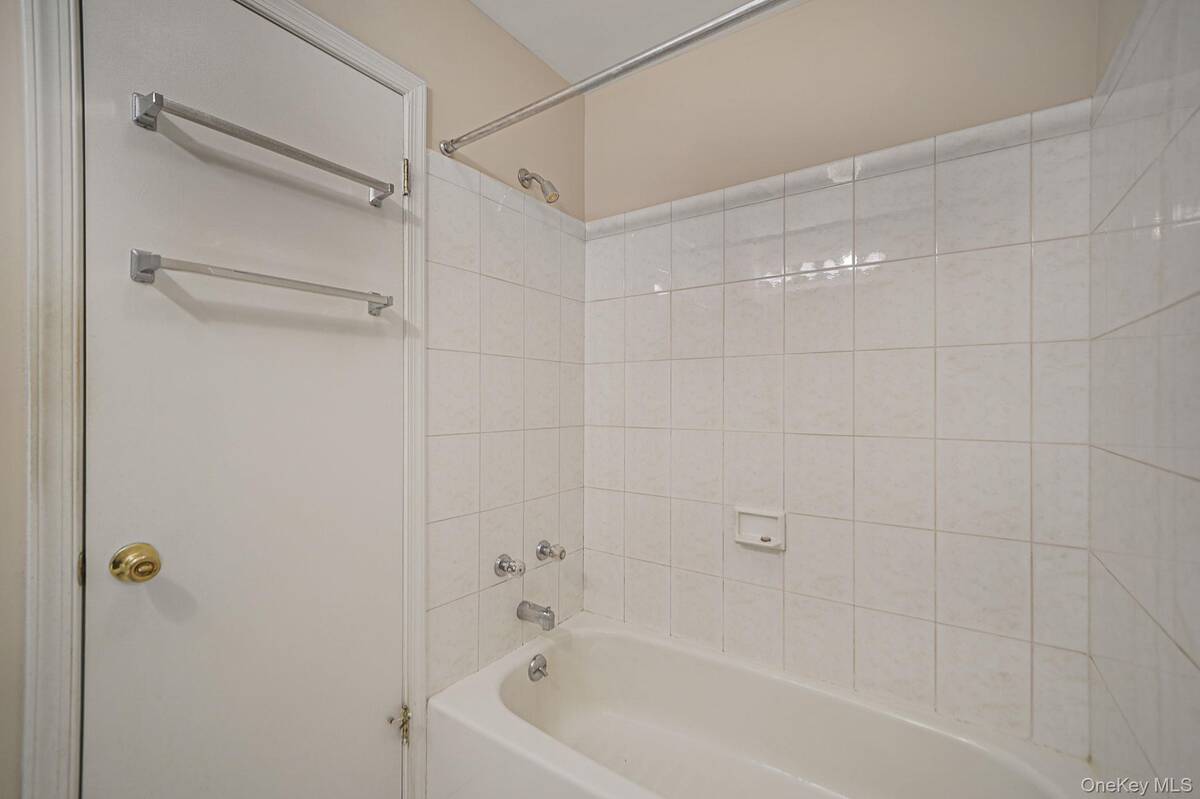 #21 photo, 18 Summerfield Circle, Central Islip , NY 11722