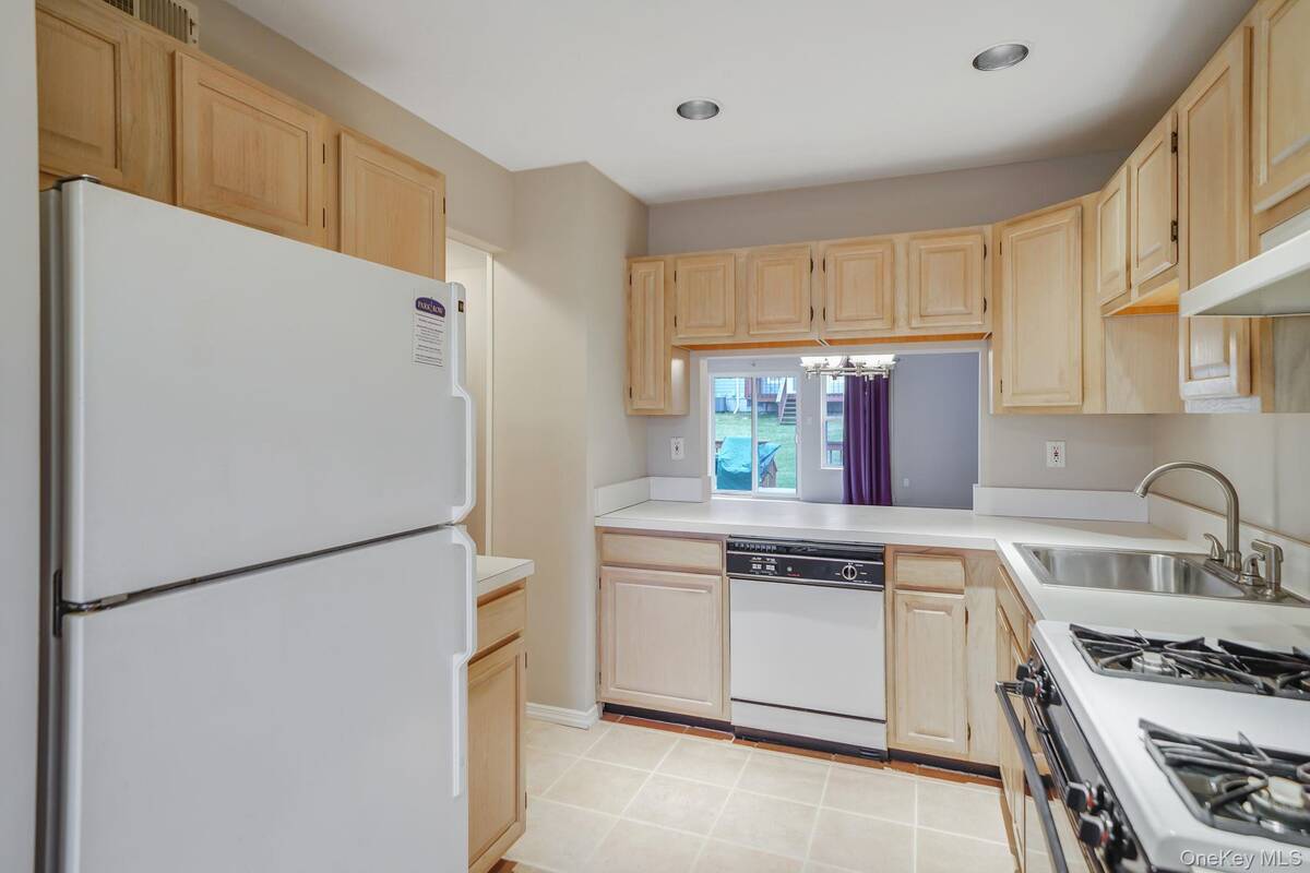 #6 photo, 18 Summerfield Circle, Central Islip , NY 11722