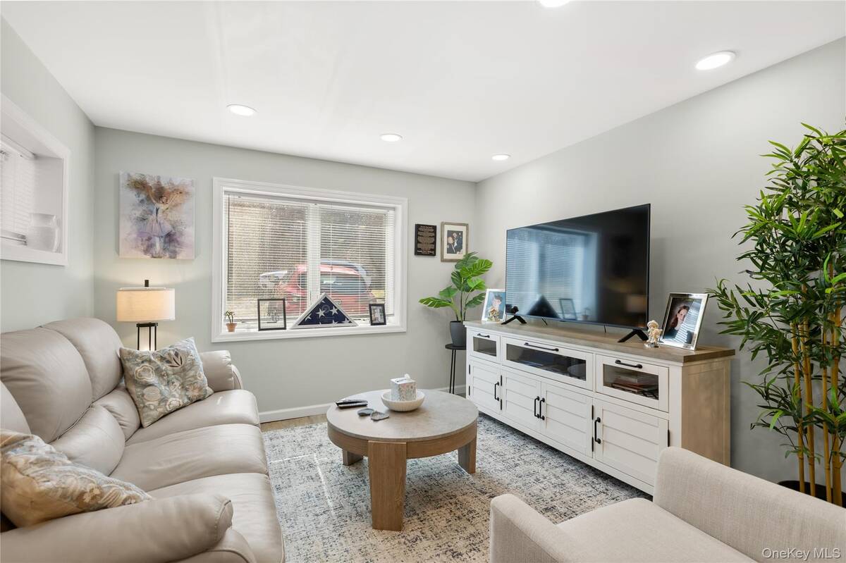 #19 photo, 336 Dix Hills Road, Dix Hills , NY 11747