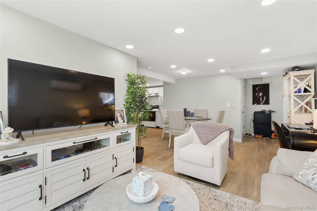 #20 photo, 336 Dix Hills Road, Dix Hills , NY 11747