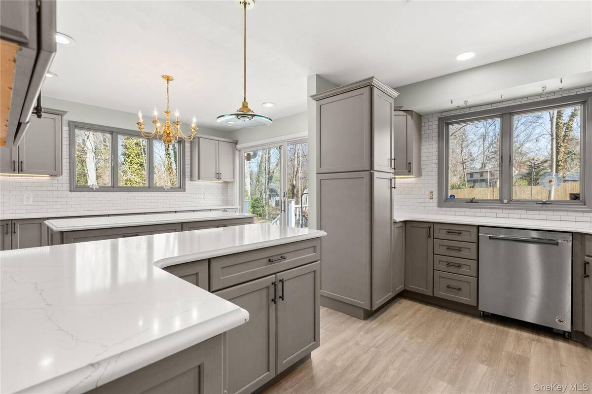 #5 photo, 336 Dix Hills Road, Dix Hills , NY 11747