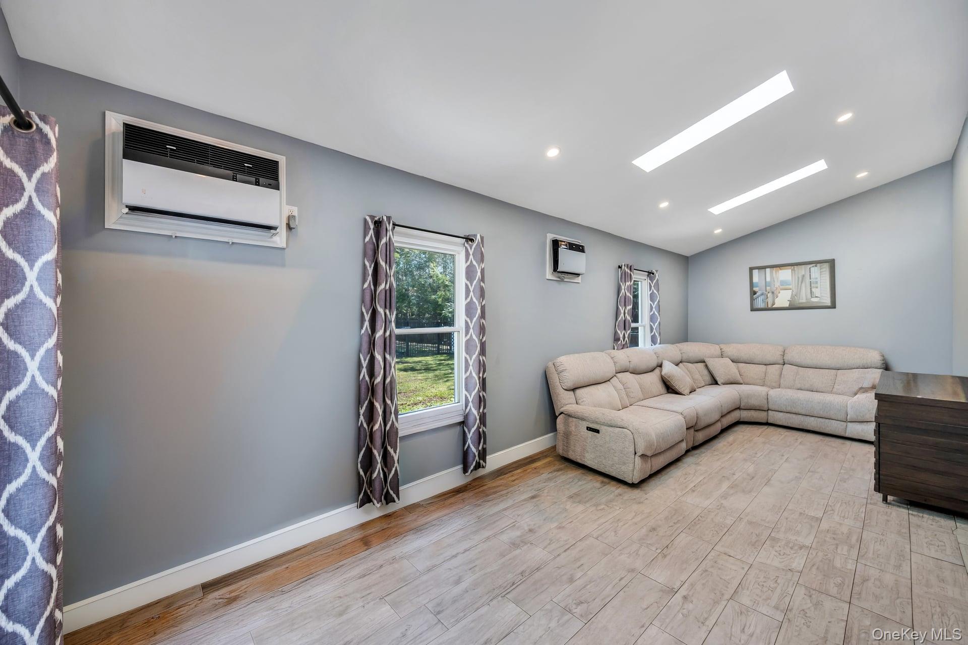 #11 photo, 1659 Lincoln Avenue, Bohemia , NY 11716