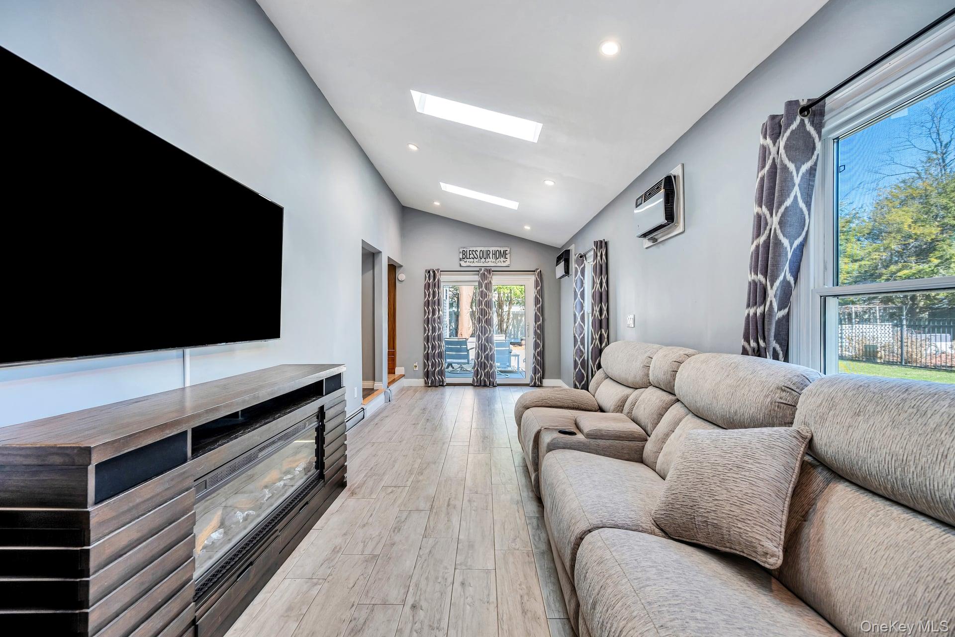 #13 photo, 1659 Lincoln Avenue, Bohemia , NY 11716