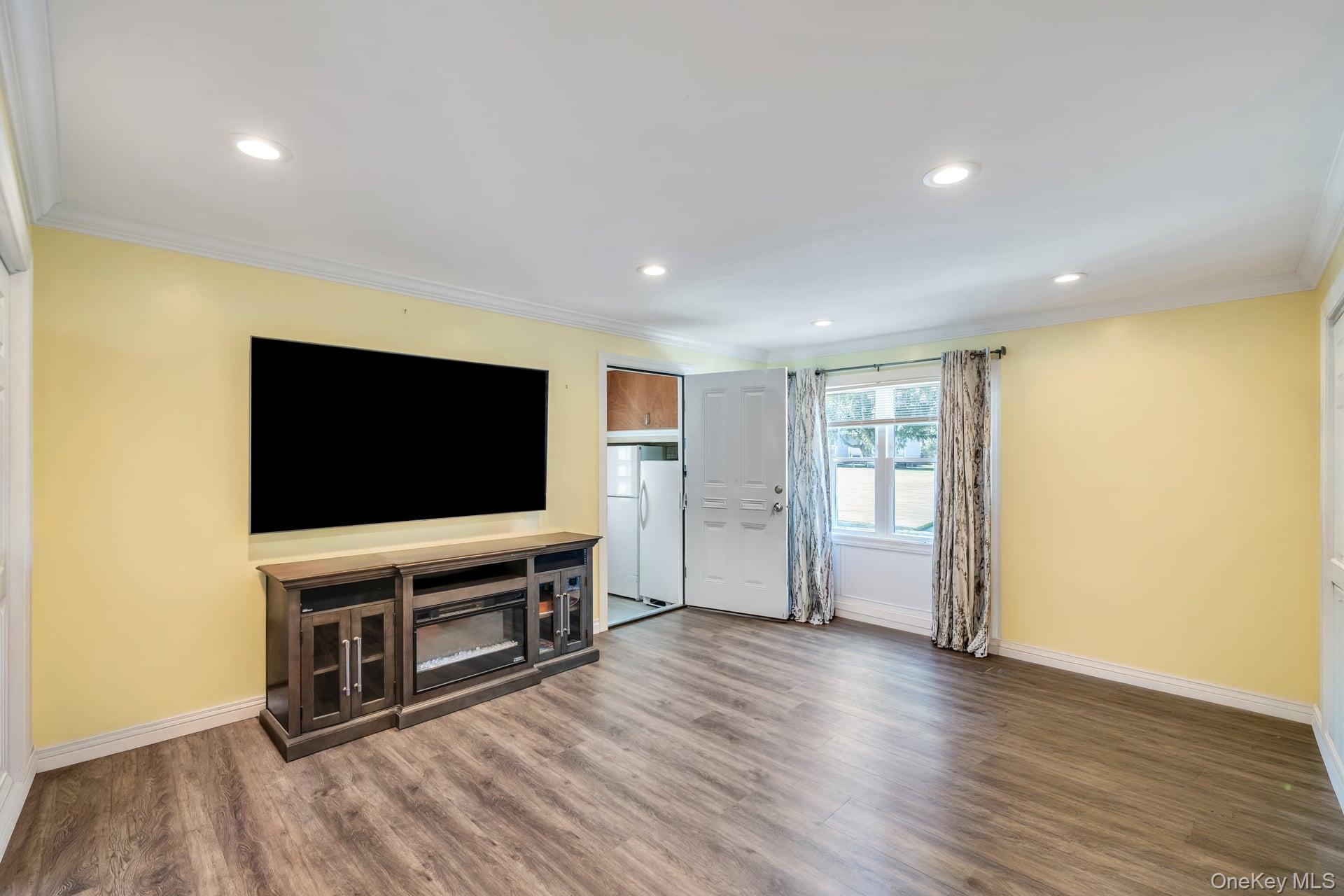 #14 photo, 1659 Lincoln Avenue, Bohemia , NY 11716