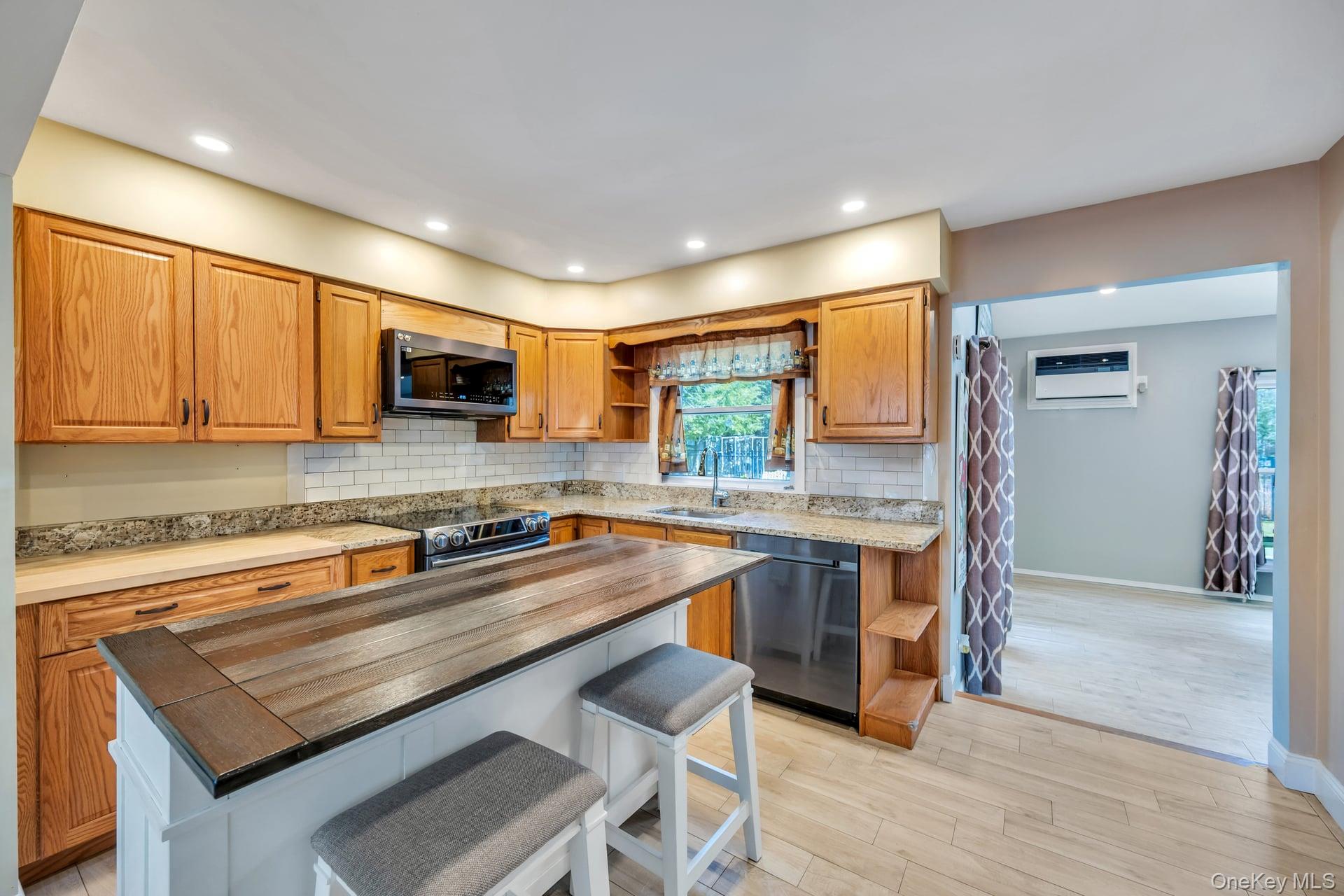 #19 photo, 1659 Lincoln Avenue, Bohemia , NY 11716