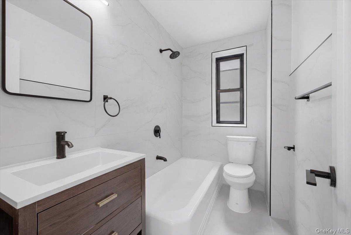 #8 photo, 445 W 240th Street, Bronx , NY 10463