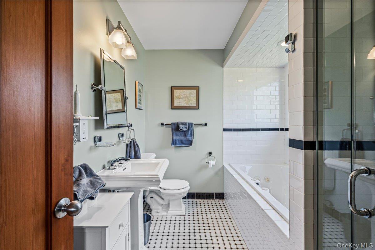 #13 photo, 24 Tanglewood Trail, সাফোক কাউন্টি Hampton Bays , NY 11946