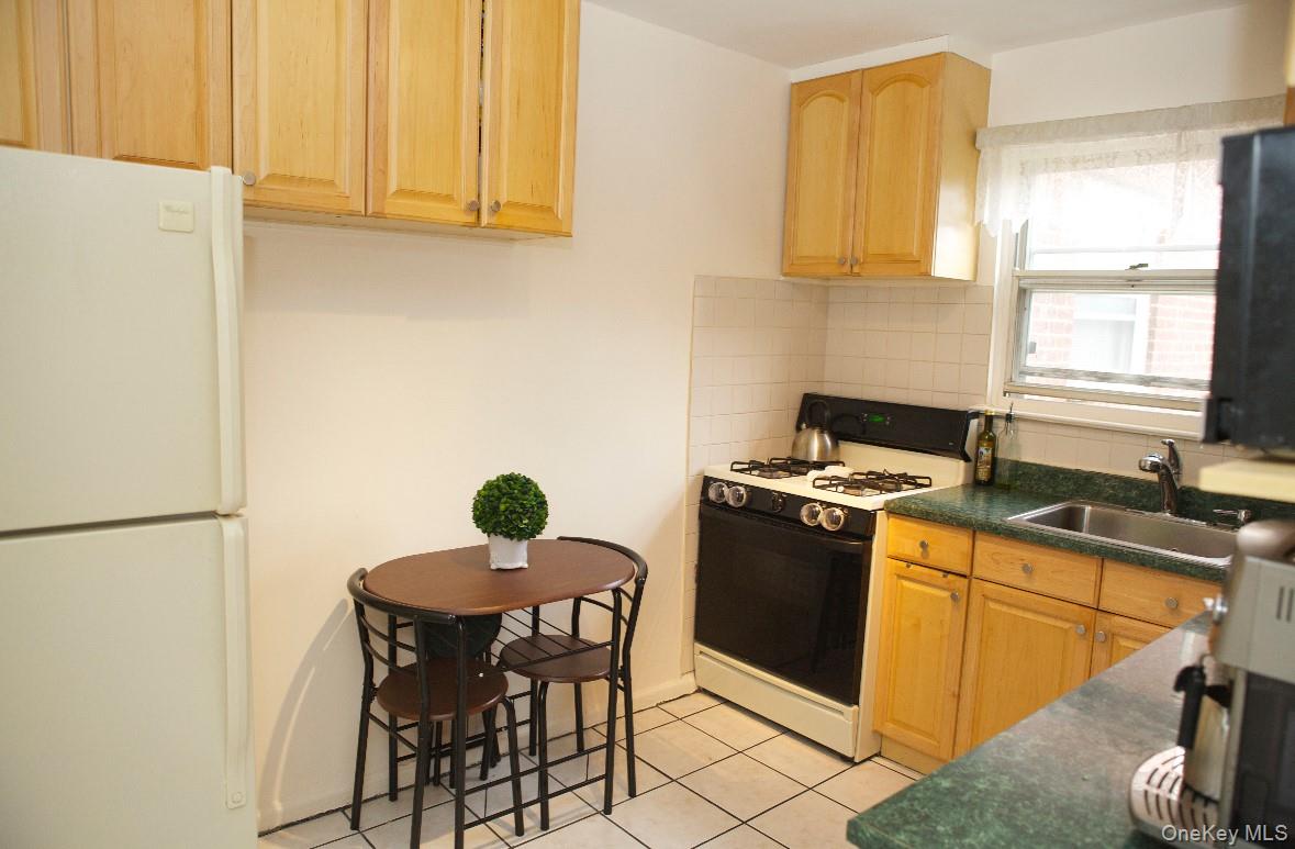 #2 photo, 73-27 263 Street, Glen Oaks , NY 11004