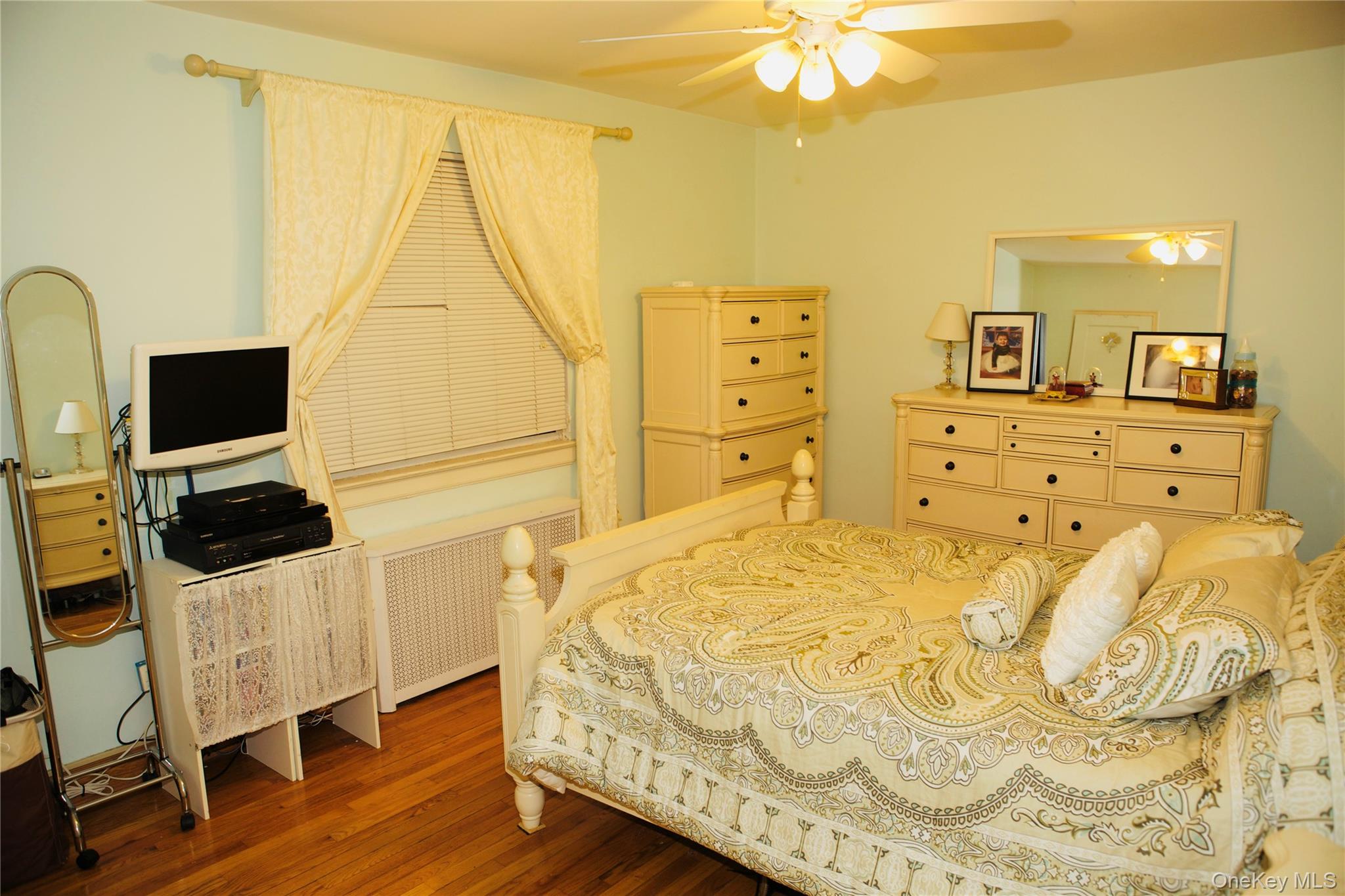 #3 photo, 73-27 263 Street, Glen Oaks , NY 11004