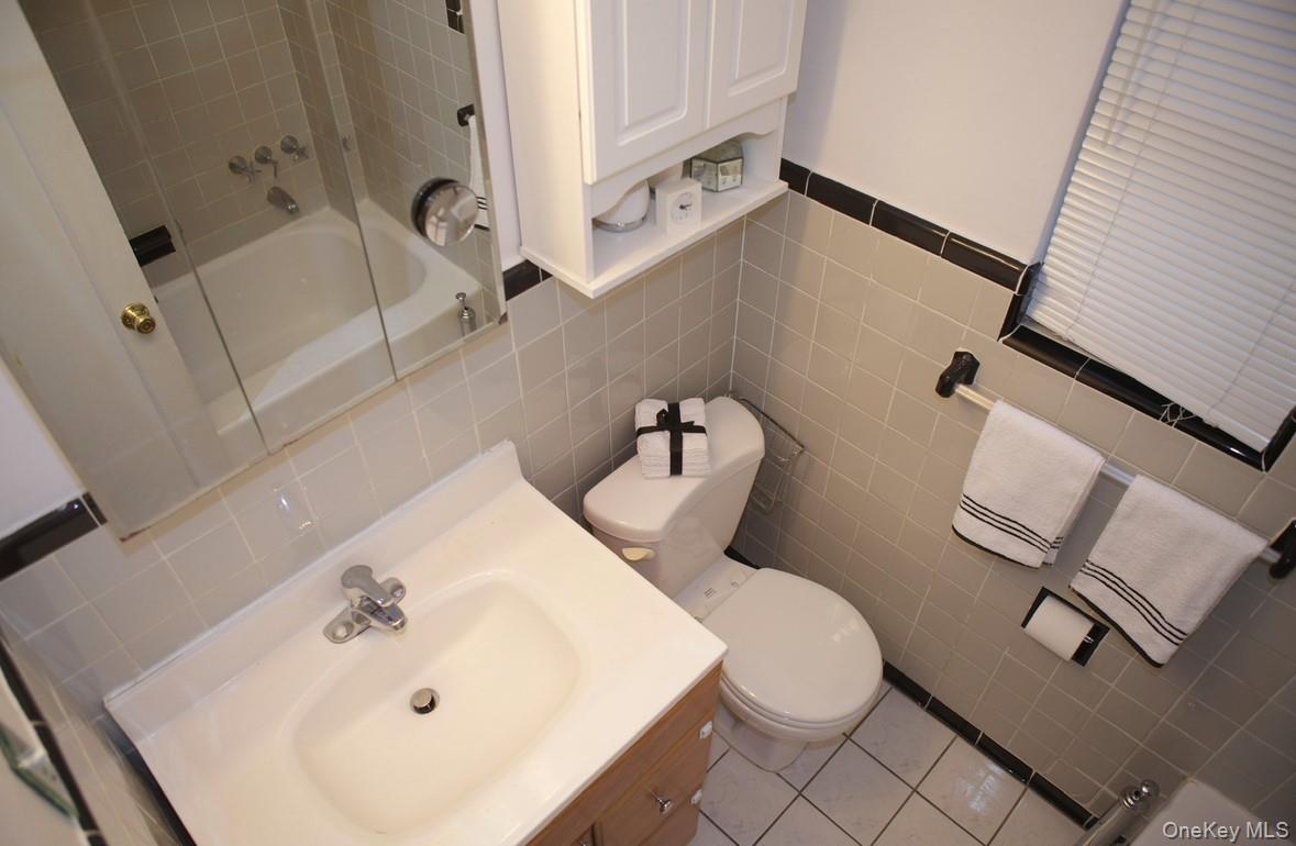 #5 photo, 73-27 263 Street, Glen Oaks , NY 11004